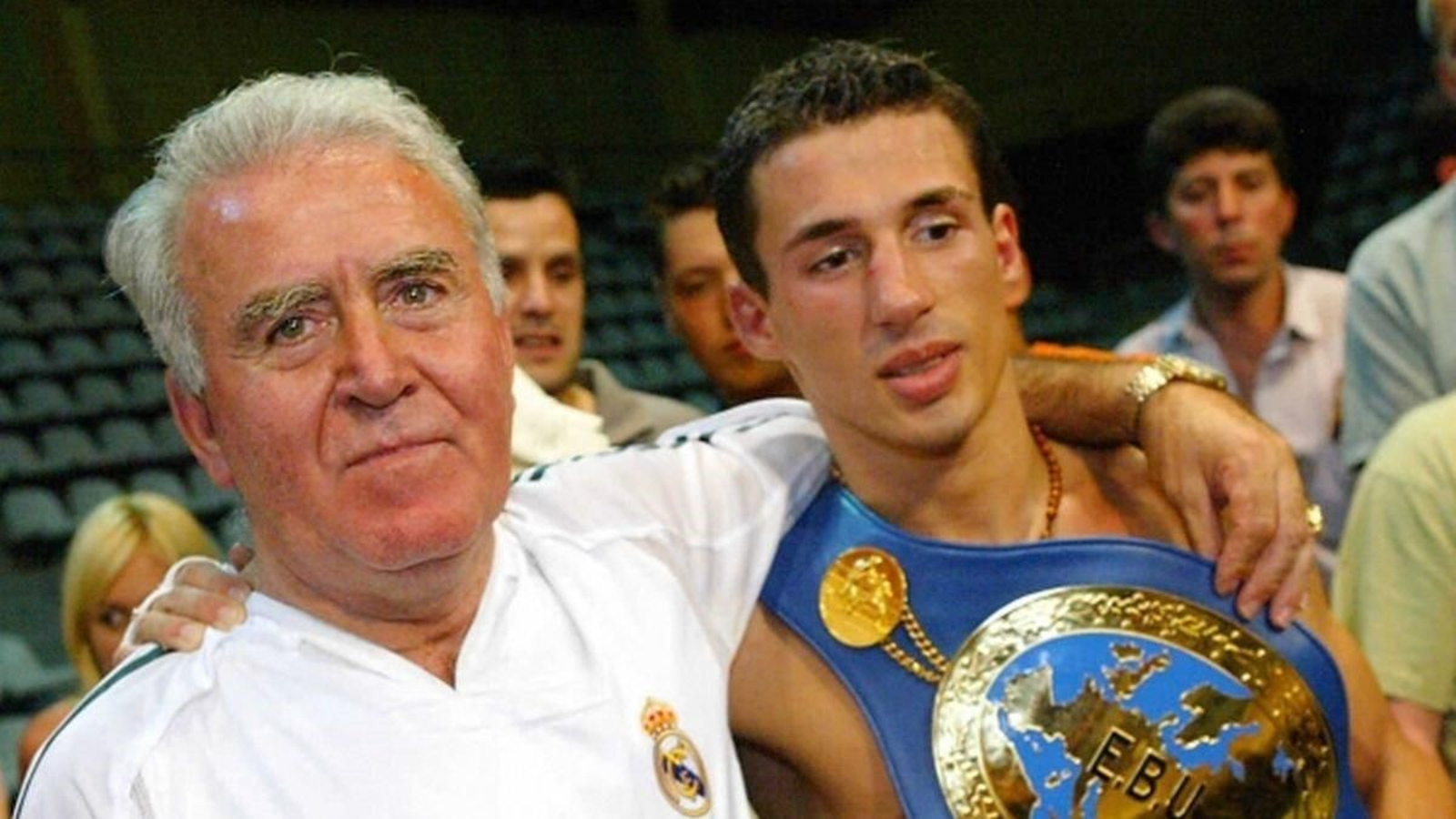 Paco Amoedo, con el púgil vigués Iván Pozo, al que llevó a ser campeón de Europa.