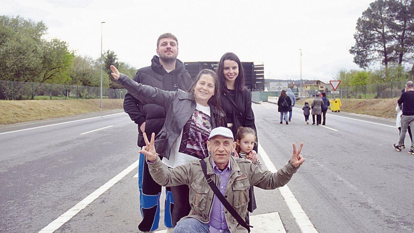 Un grupo de asistentes al festival del año pasado en las inmediaciones de Ponte Noalla.