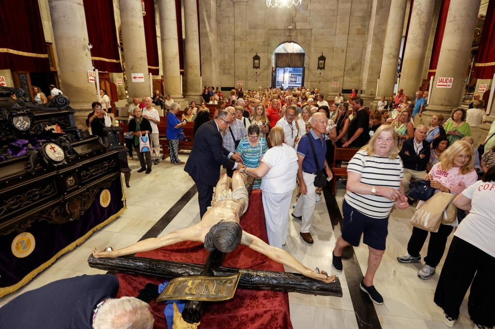 Galería | Vigo vive el pregón y el descendimiento del Cristo da Victoria
