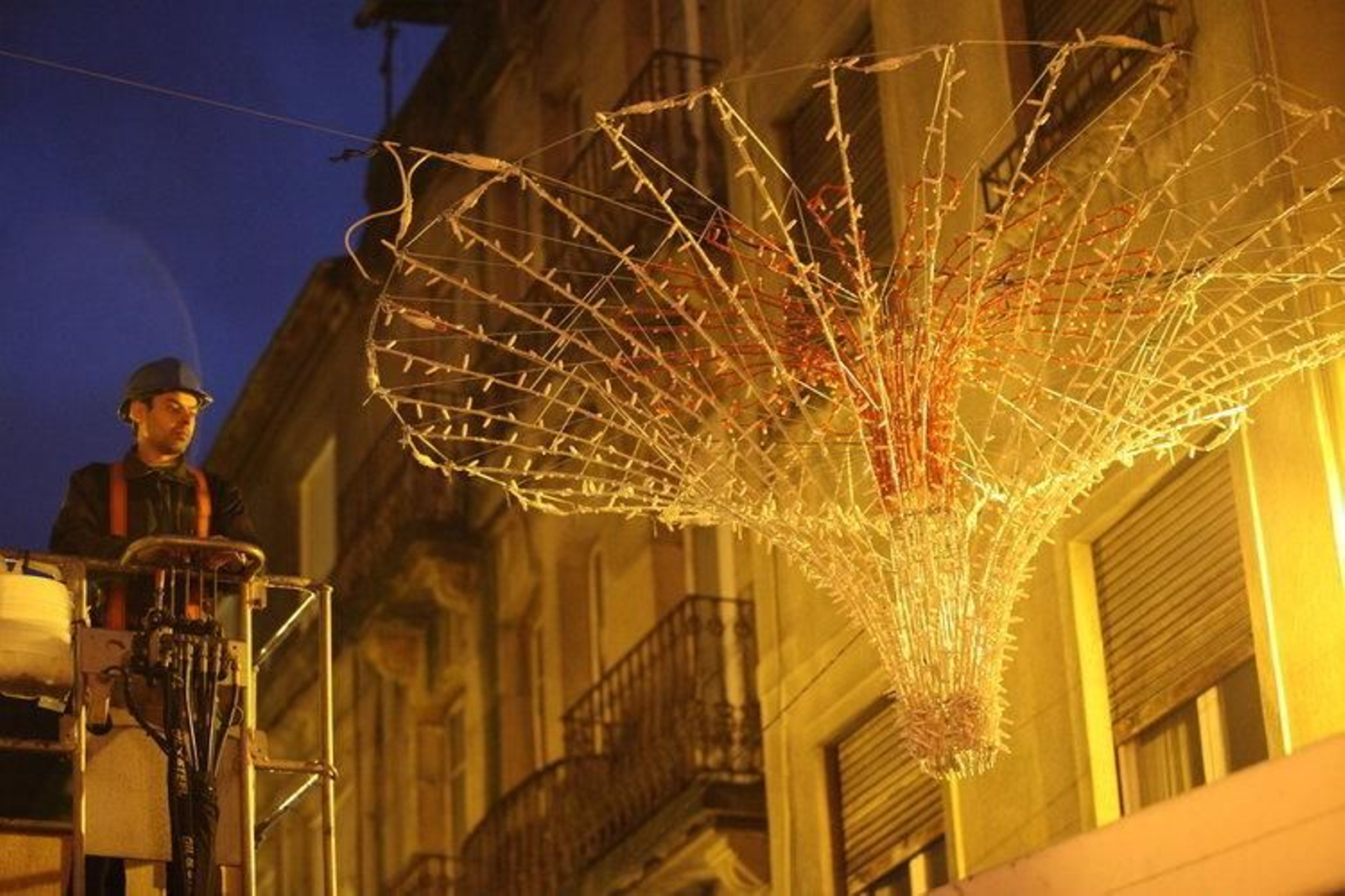 Instalación de las luces de Navidad el pasado año en Santo Domingo.