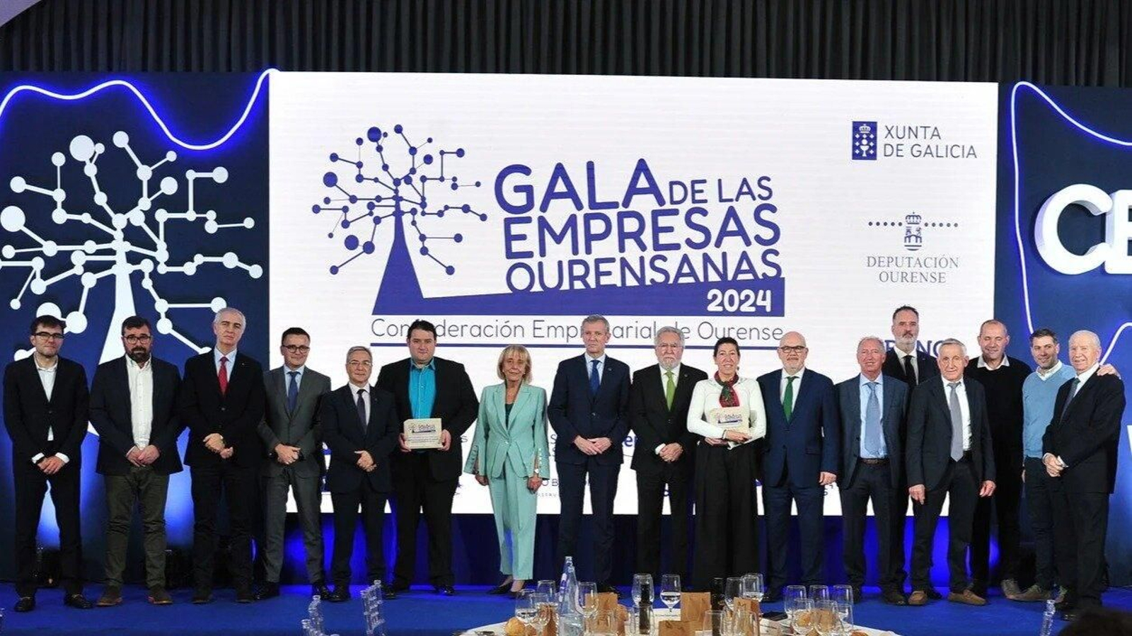 Autoridades y premiados en la gala de entrega de premios CEO | Foto: Iago Cortón y José Paz