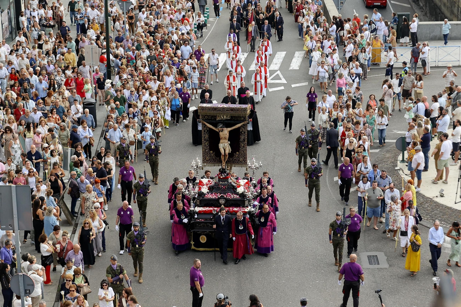 Galería | Misa por el Cristo da Victoria en Vigo y la concurrida procesión
