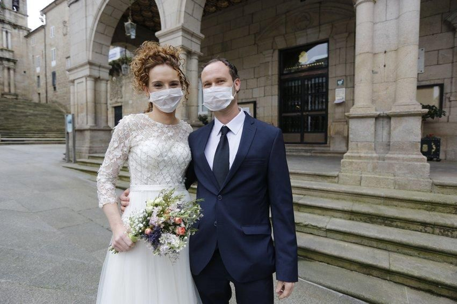 En la foto los novios Agustín Labordet y Scherezade Díaz delante del ayuntamiento de Ourense a la espera de que el concelleiro Miguel Caride los case en el salón de plenos en el primer fin de semana de estado de alarma. Foto: Xesús Fariñas