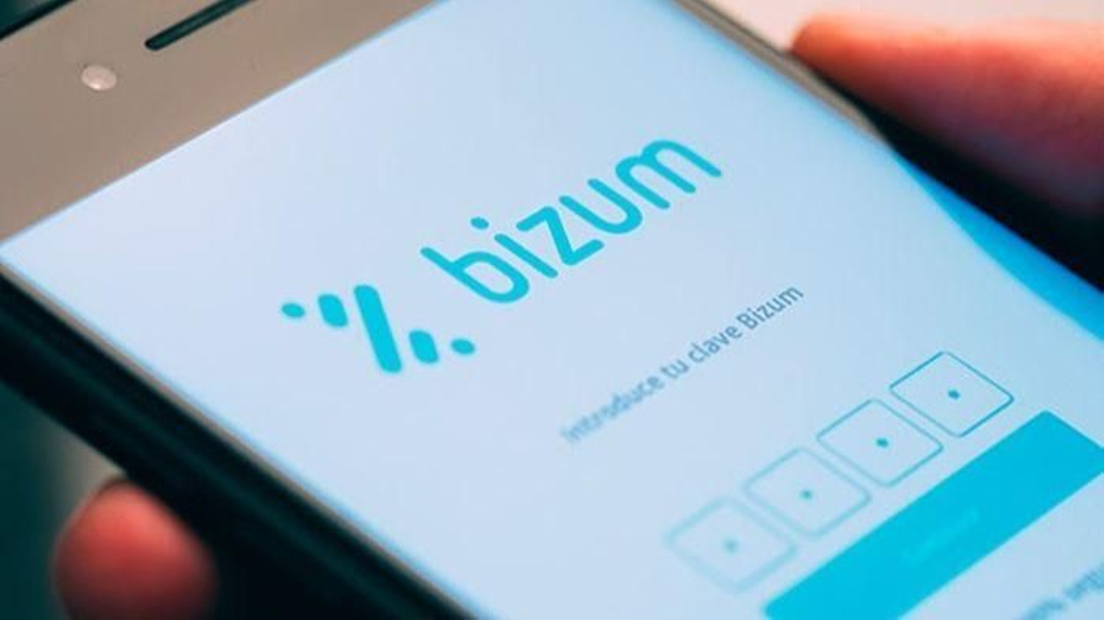 Imagen de un usuario utilizando Bizum en su móvil.