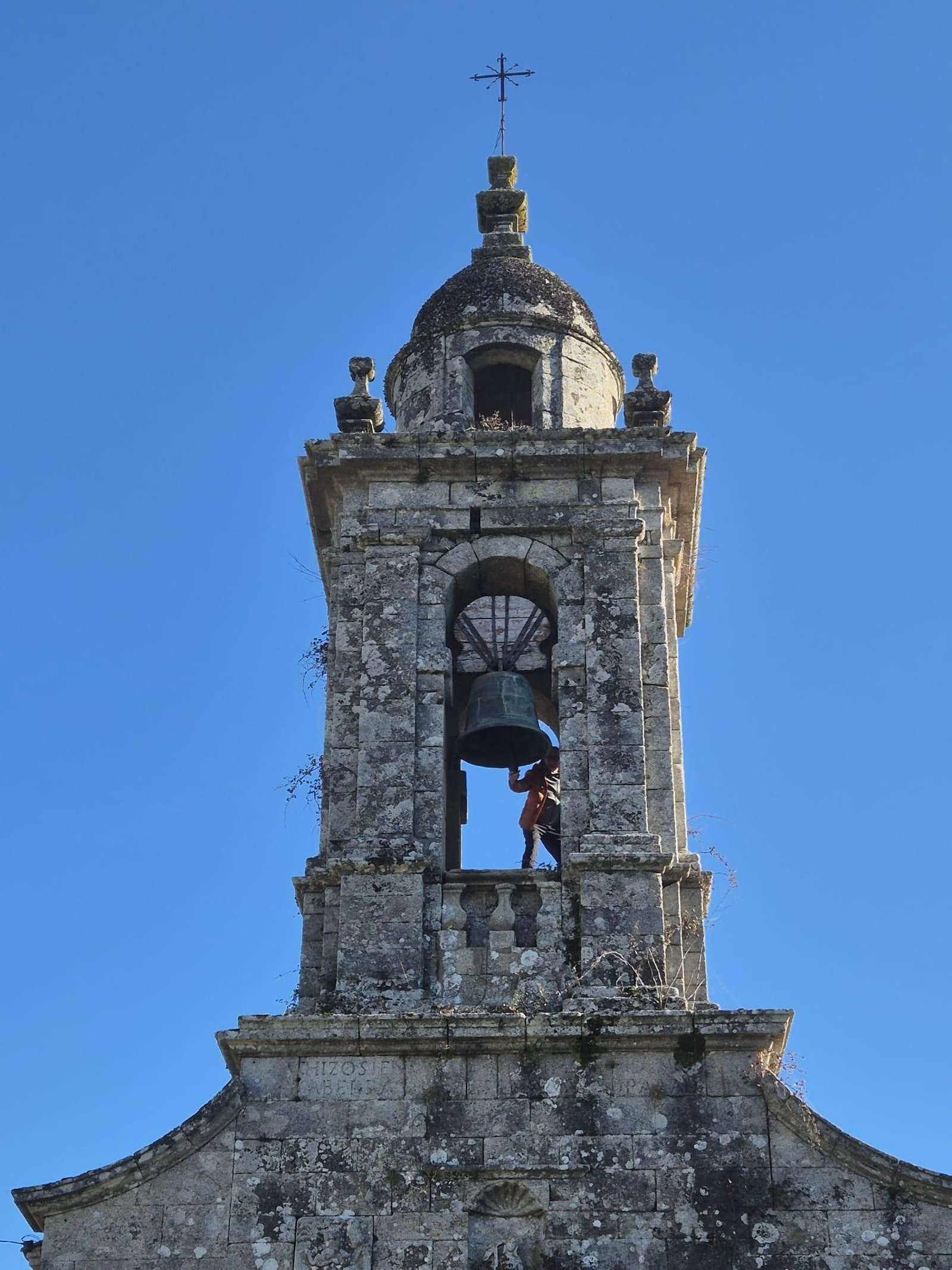 Pepe Vázquez (O Pintor) marca co son das campás o ritmo da celebración das Prebadaladas en San Xoán de Río.