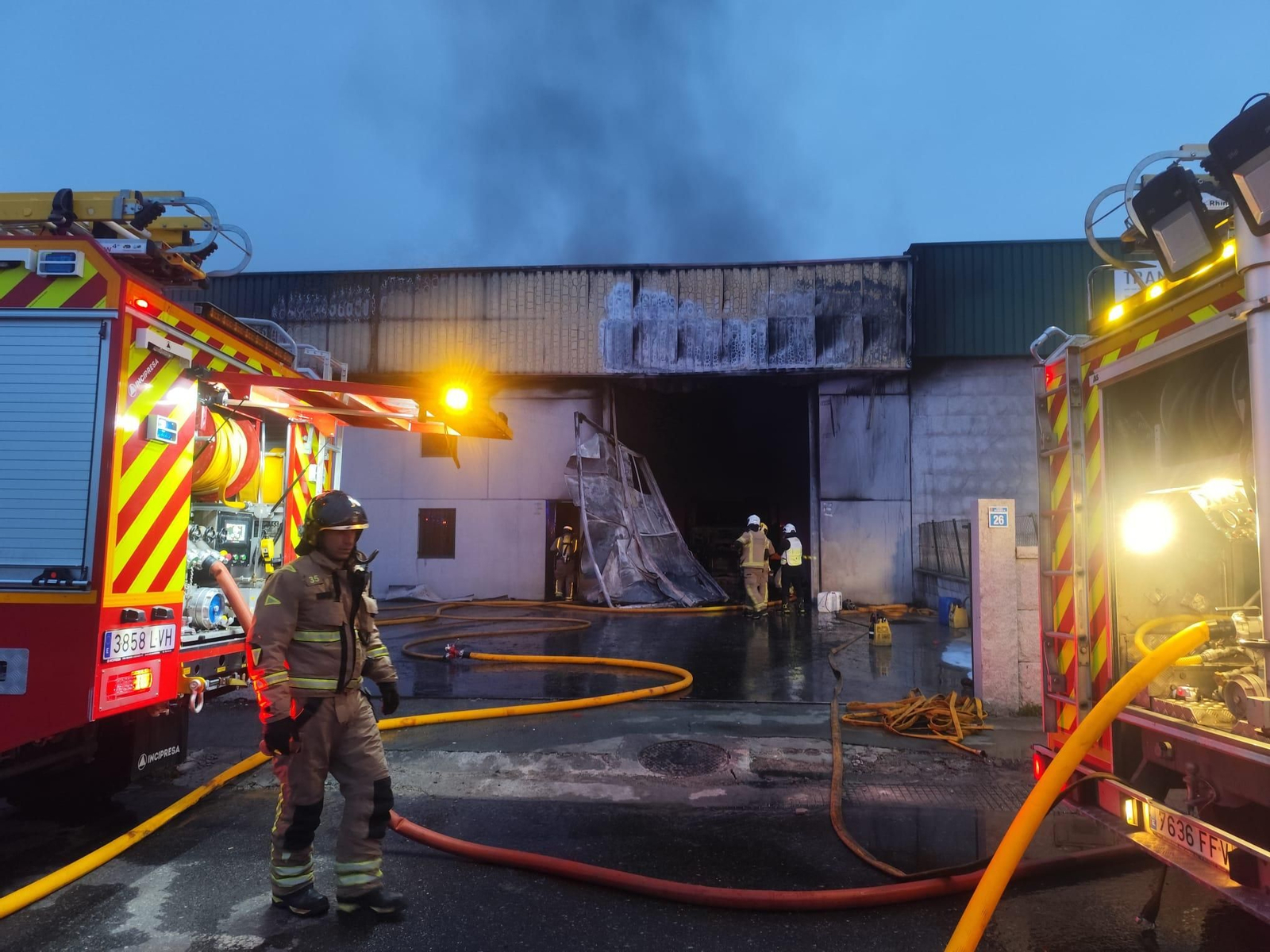 Galería | Así quedó la nave de transportes totalmente calcinada en el polígono de San Cibrao