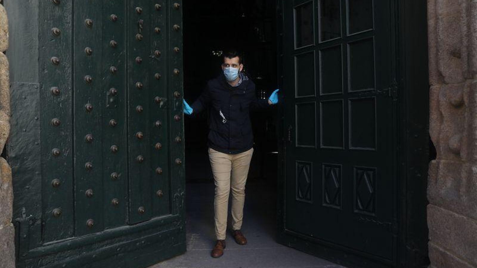 OURENSE 10/05/2020.- Historias del coronavirus. Juan Carlos Arrieta, sacristán de la Catedral cerrando las puertas; mañana abre al público, misas 8h y 10.30h.  José Paz