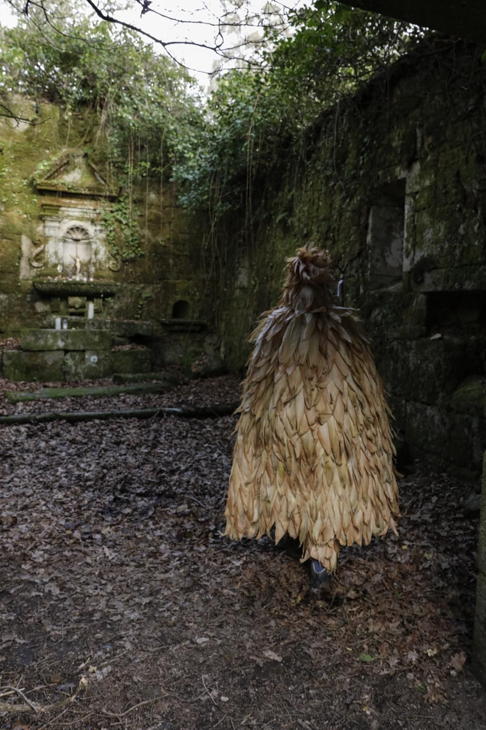 Galería | El follateiro, un traje que encuentra su materia prima en la naturaleza