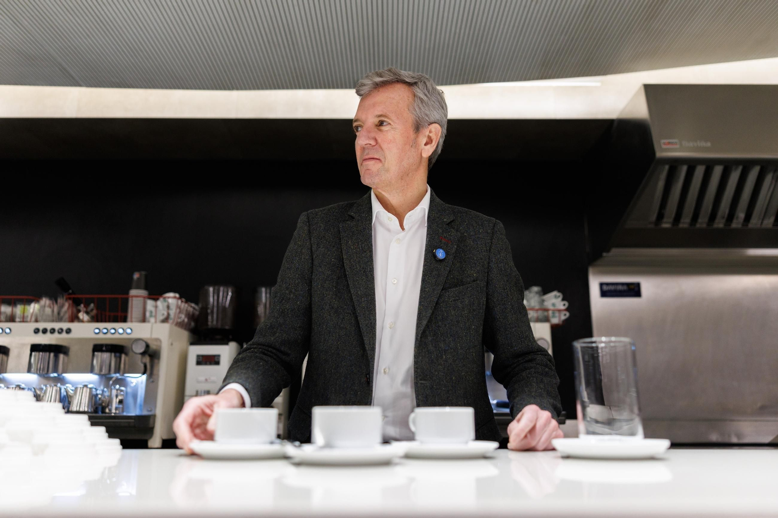 El presidente da Xunta, Alfonso Rueda, durante la grabación de un vídeo institucional sobre la ley de protección de la salud de las personas menores.