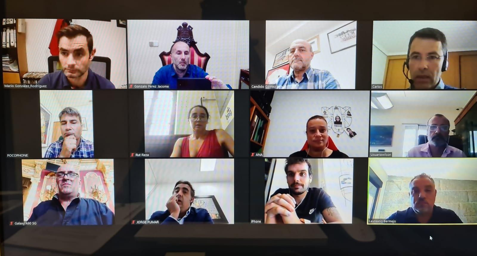 Jácome, segundo en la parte superior, fotografía la reunión de Consello Municipal de Deportes que presidió ayer.