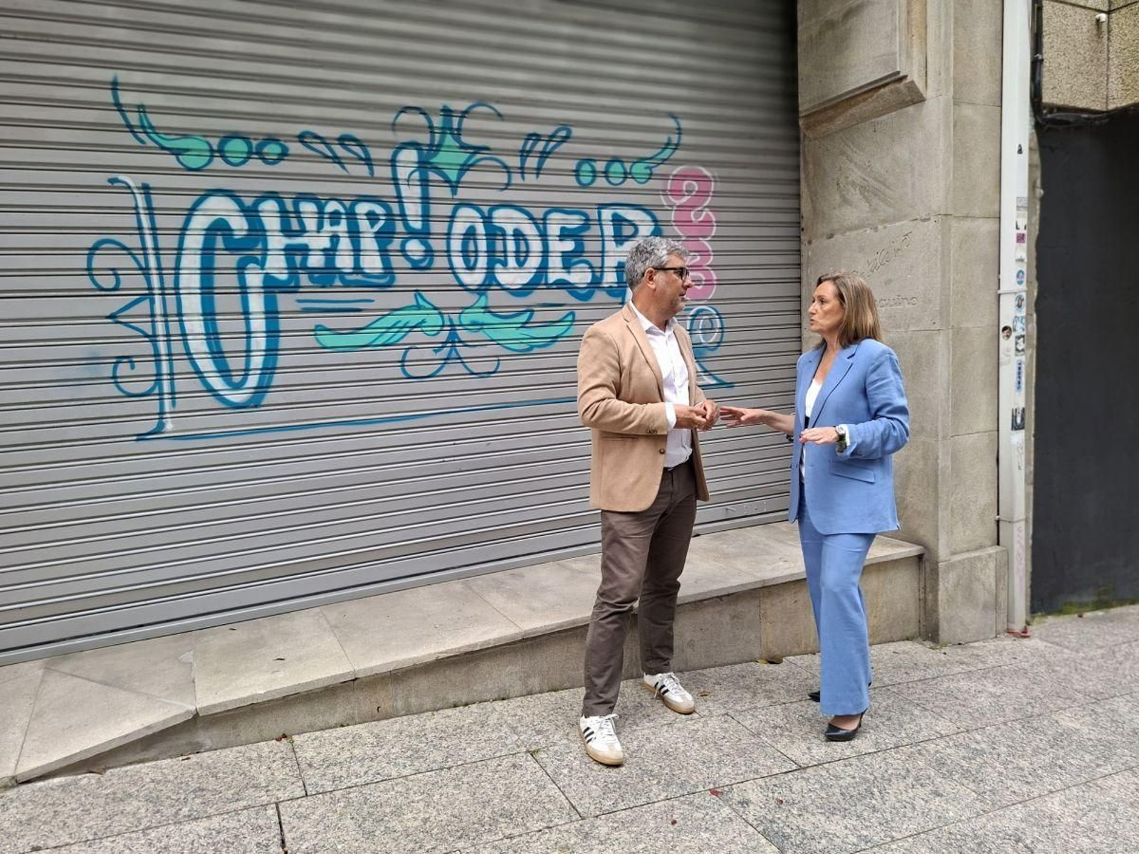 Luisa Sánchez y Miguel Martín, en la oficina de turismo cerrada.