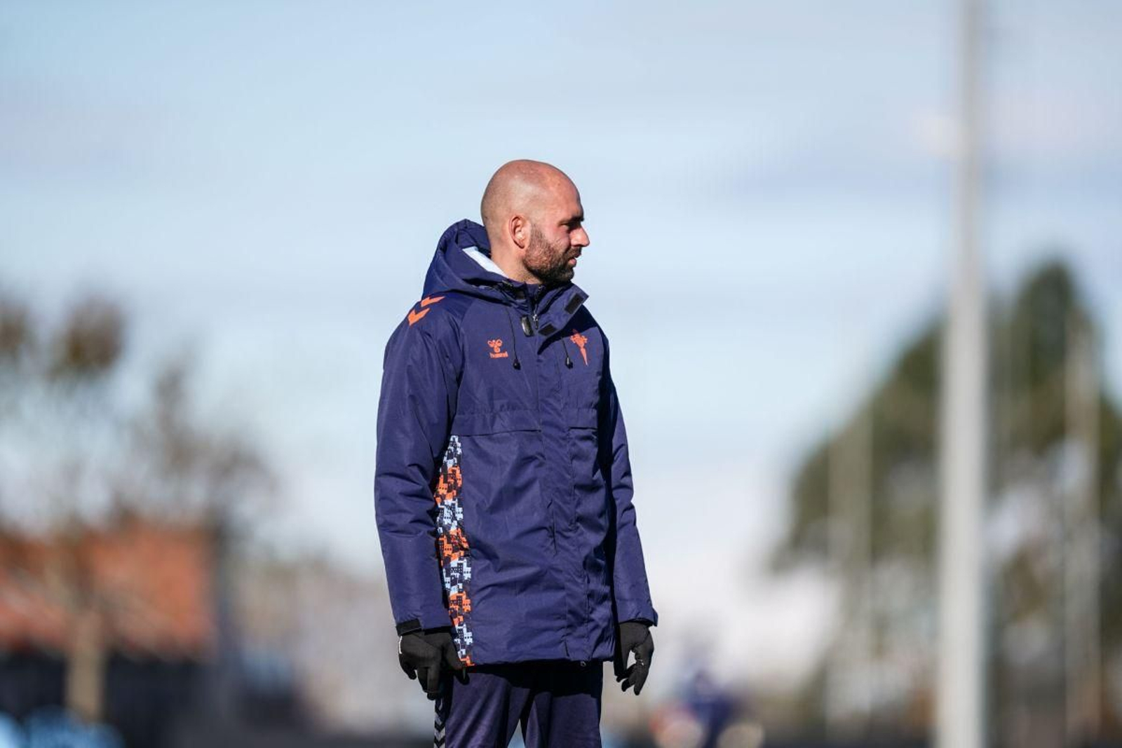 Claudio Giráldez dirige el entrenamiento de hoy en Mos.