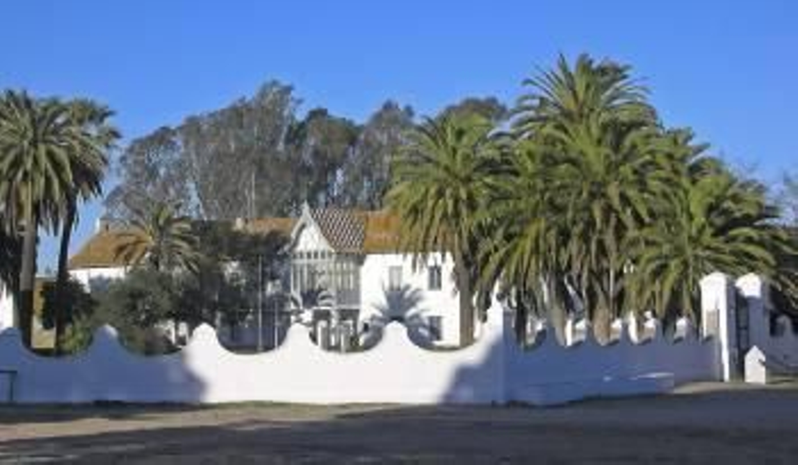 Vista del palacio de Las Marismillas donde descansa estos días el presidente del Gobierno, Mariano Rajoy. (Foto: AM)