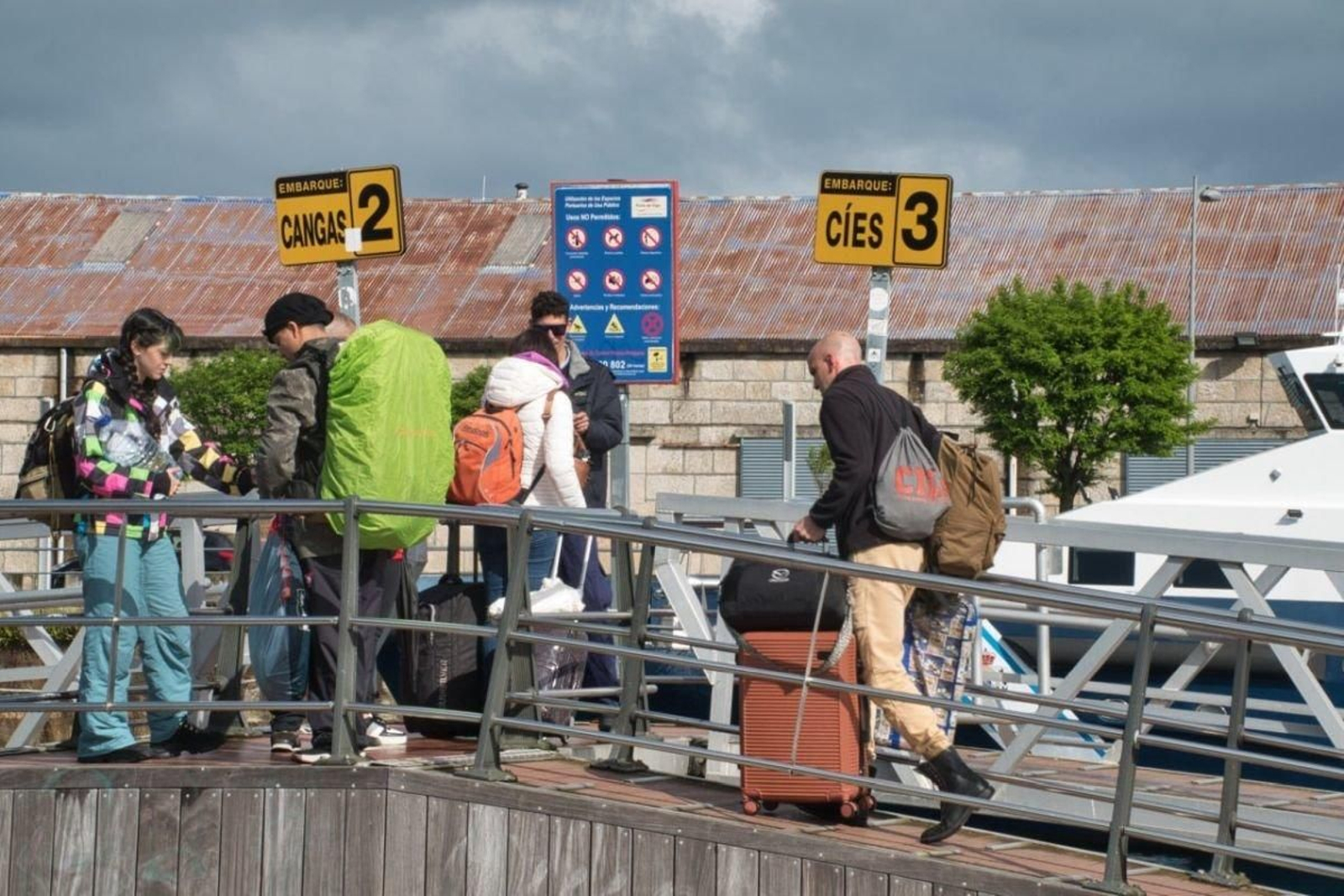 Varios campistas embarcaban ayer para pasar el puente próximo en Cíes.