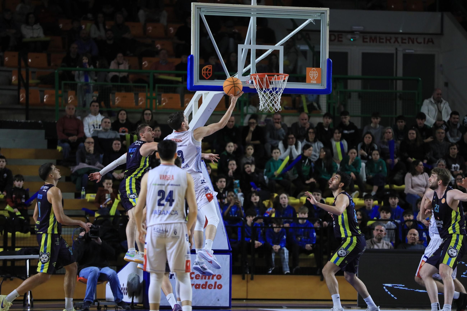 Galería | El Pazo, a reventar para el derbi COB-Obradoiro