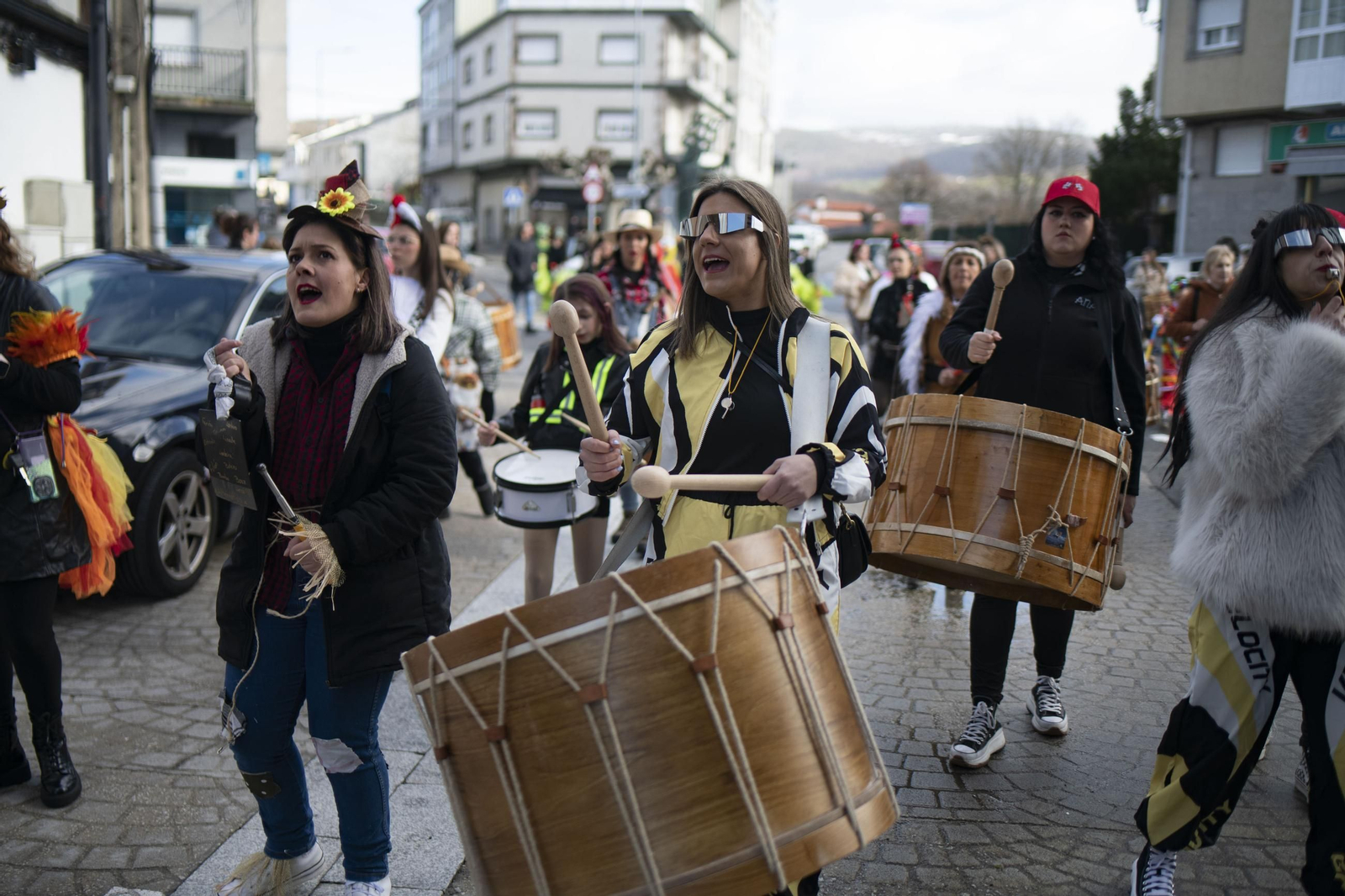 Galería | Viana do Bolo da inicio a su Entroido con el folión femenino