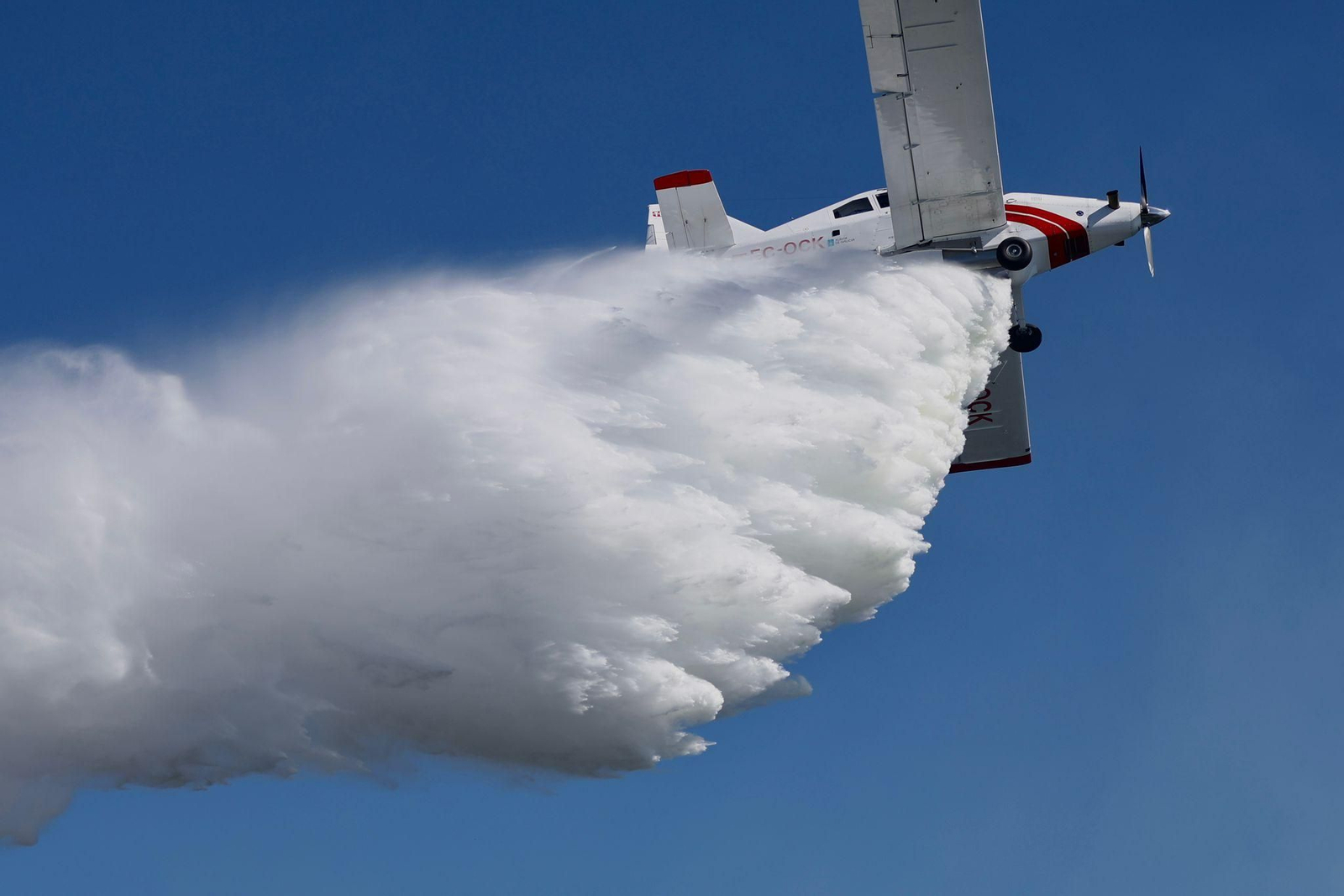 Una avioneta, sofocando el pequeño incendio forestal de O Rosal, hace una semana.