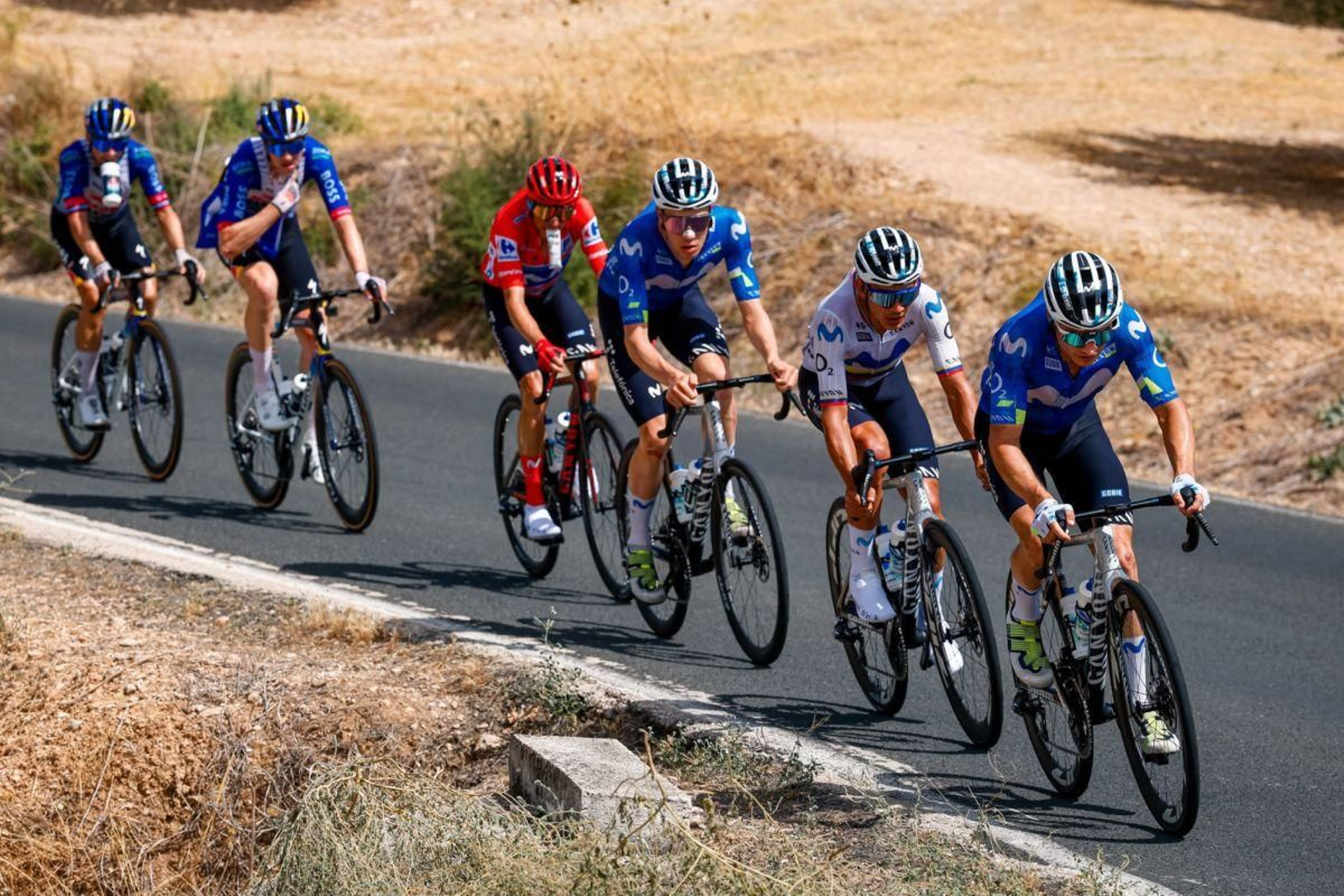 Carlos Canal tira del pelotón en La Vuelta.