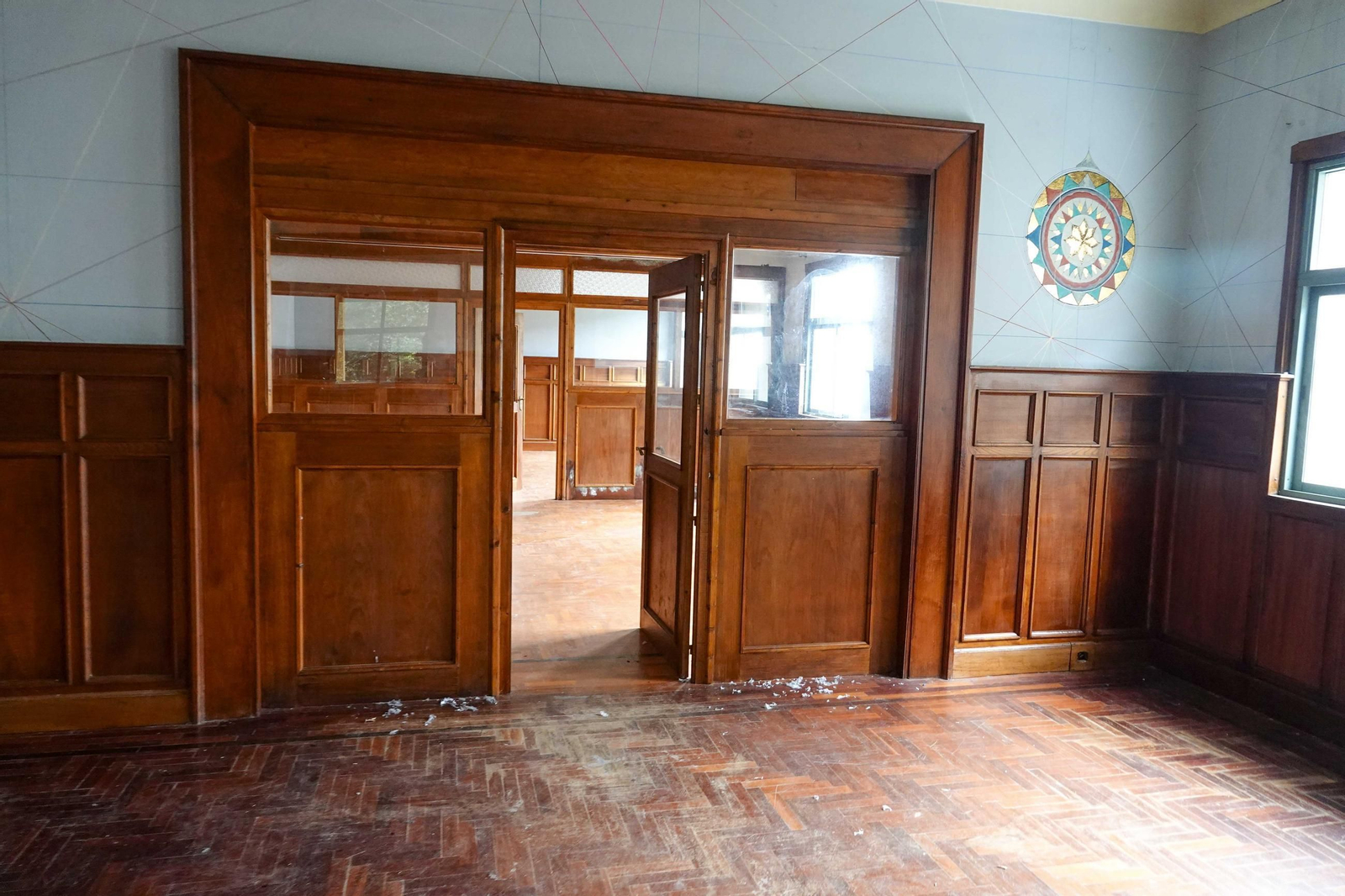 La zona de oficinas todavía tiene el colorido de las paredes y de las molduras de madera, una de las mejor conservadas.