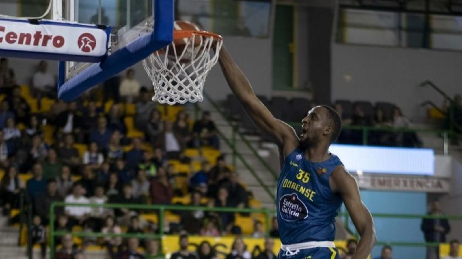 El pívot del COB Romaro Gill machaca el aro del Betis.