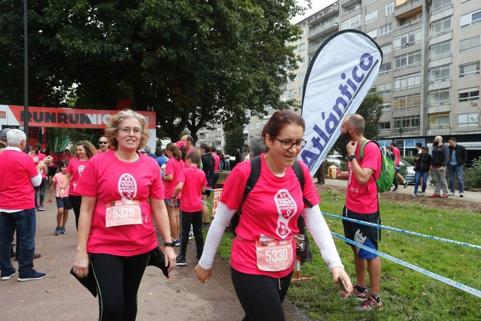 El color rosa abarrotó la Avenida de Castelao - JV Landín 069
