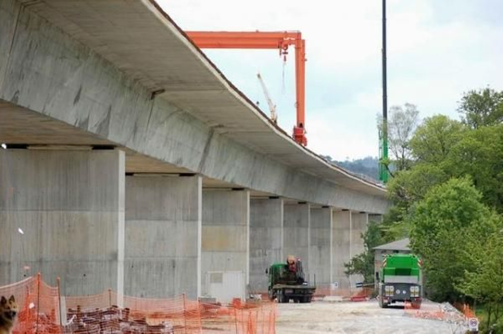El viaducto de Viñao del AVE, una de las obras públicas en ejecución en Ourense. (Foto: Martiño Pinal)