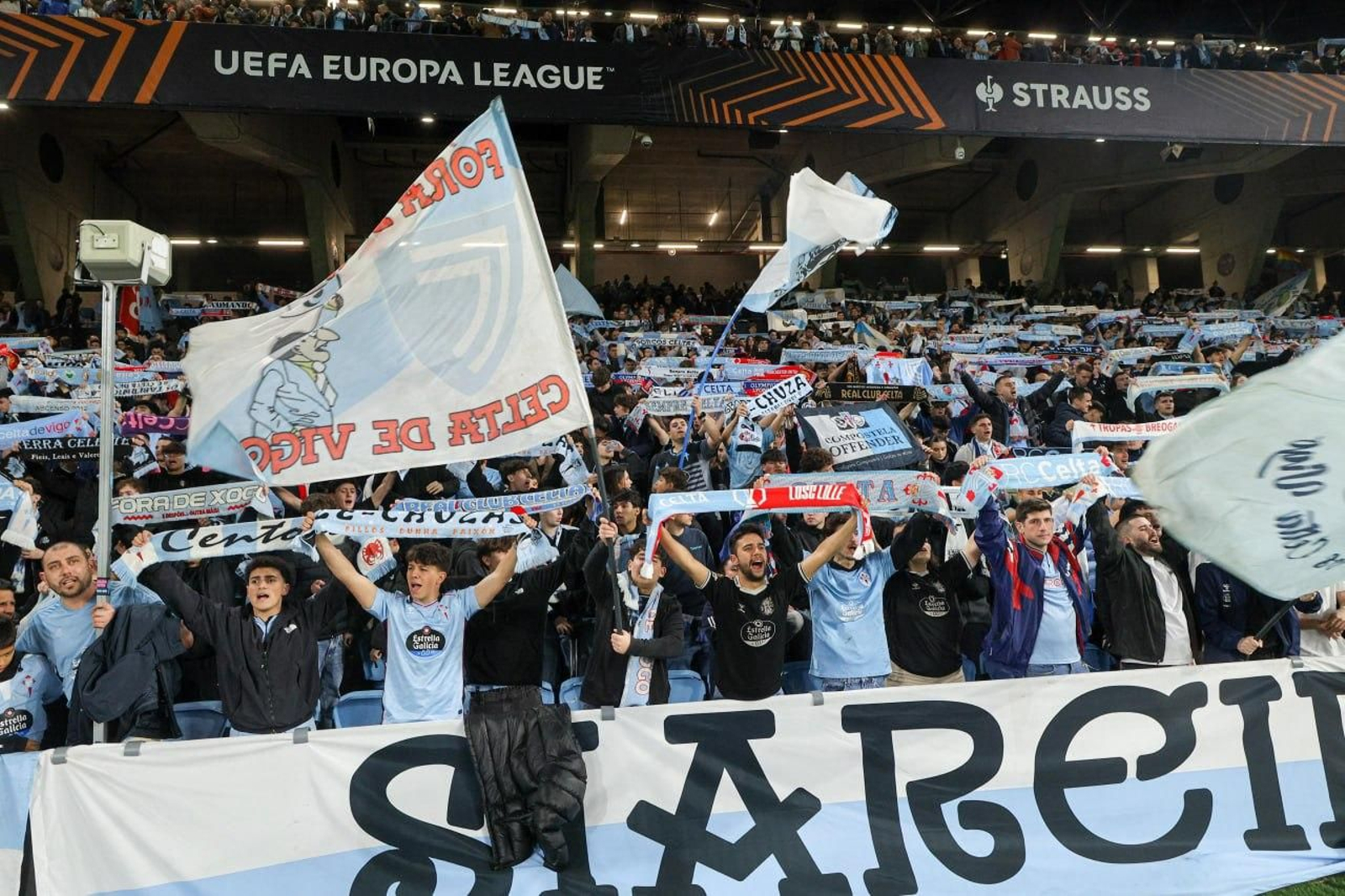 Galería | El Celta y el Olympique, un duelo de altura en Balaídos