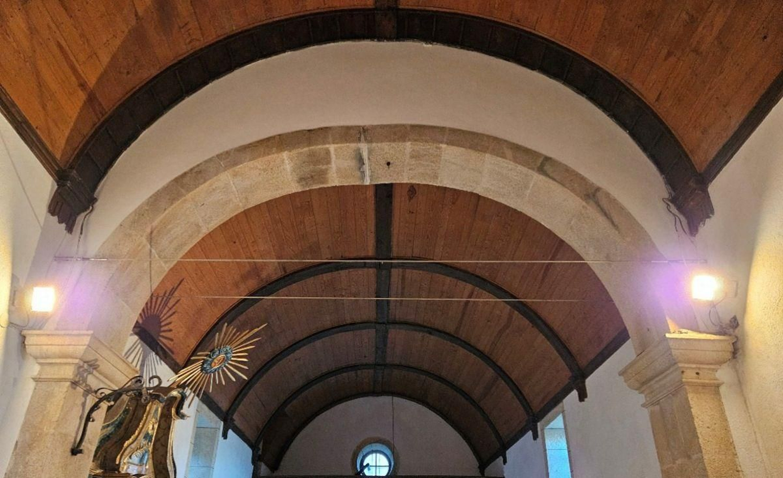 Arco restaurado y reforzado en el templo.