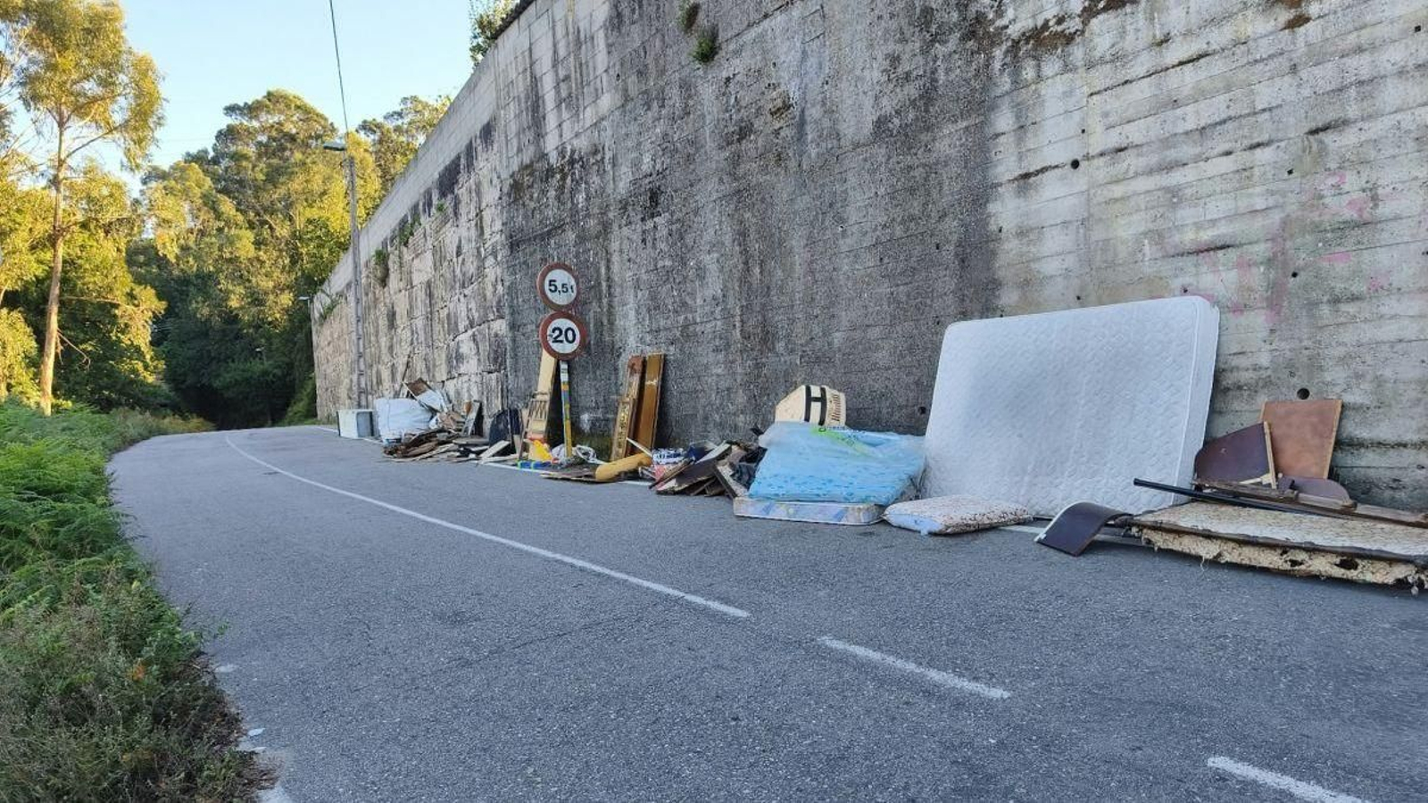 La Senda da Auga, convertida en depósito ilegal de basura.