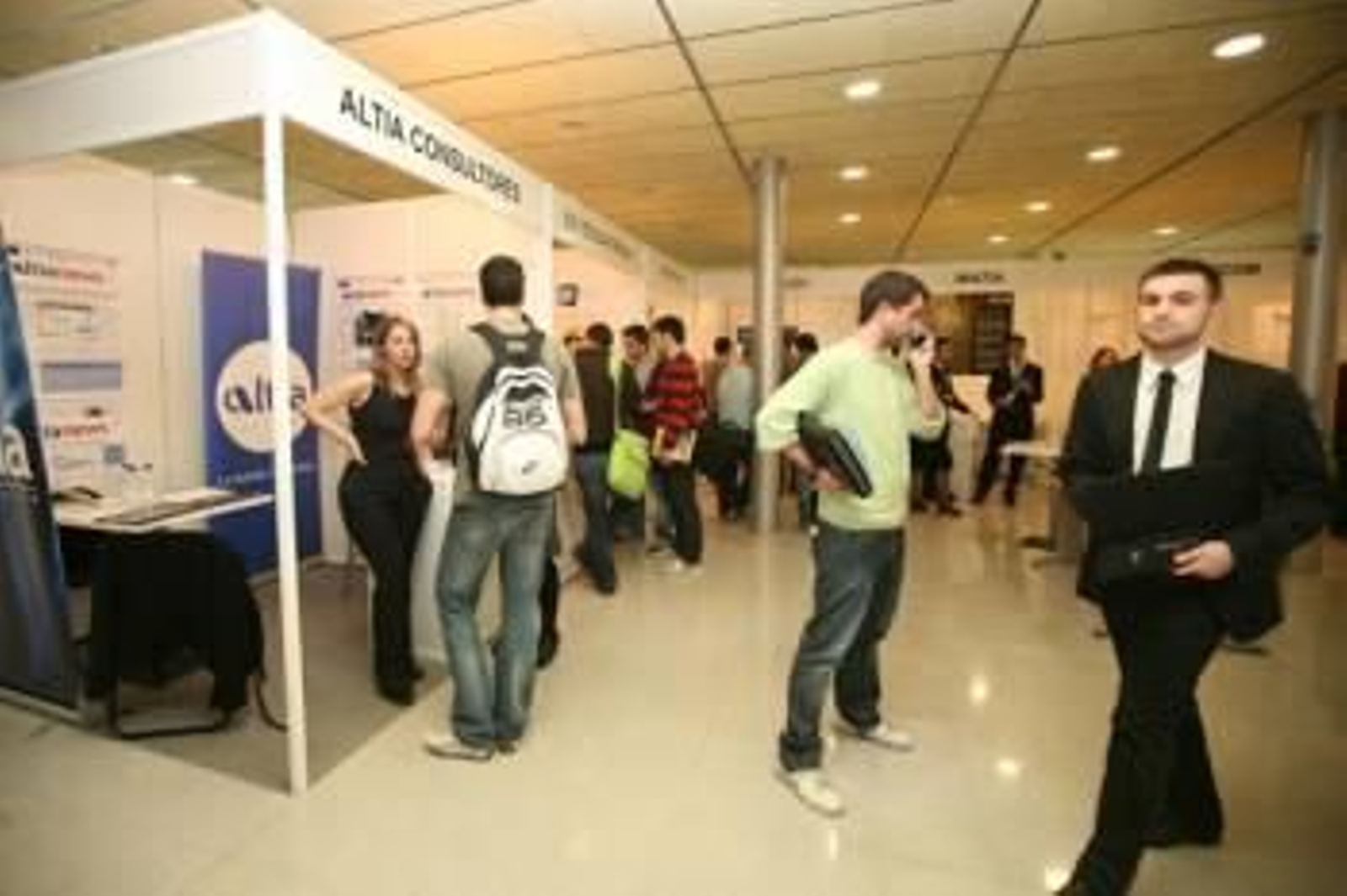Los estánds de las empresas se llenaron de alumnos ayer por la tarde. foto: nuria.