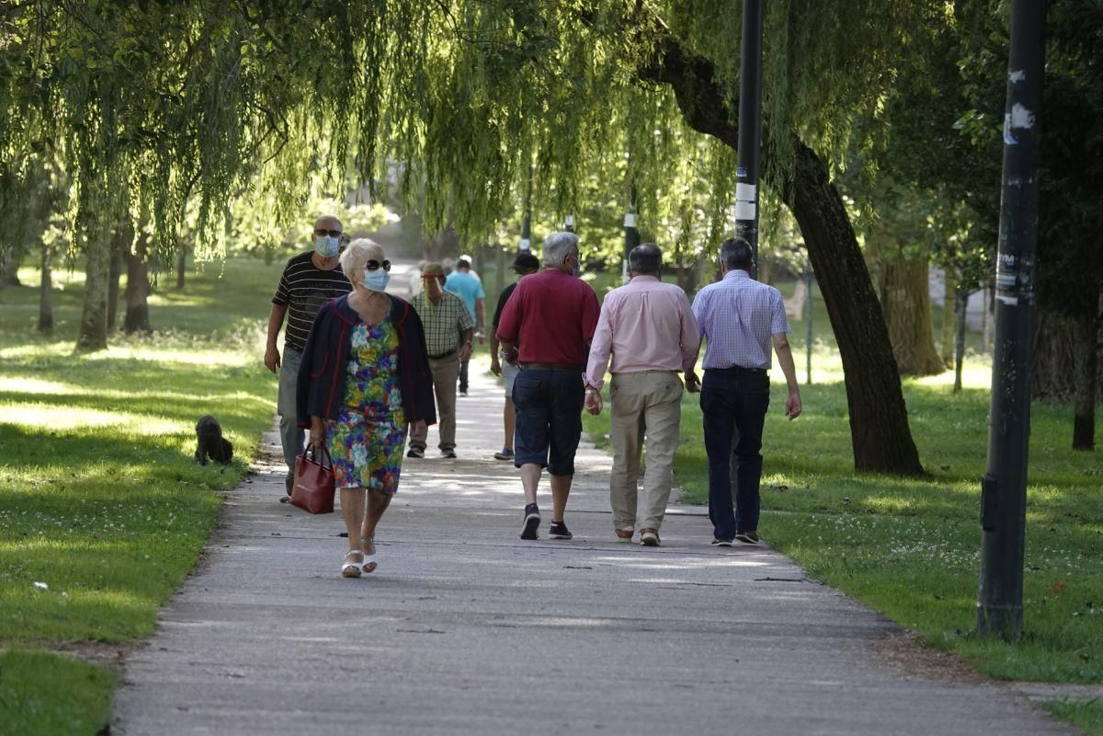 Vigueses caminando por la calle con mascariñas durante el momento álgido de la epidemia del covid, iniciada hace ahora cinco años.