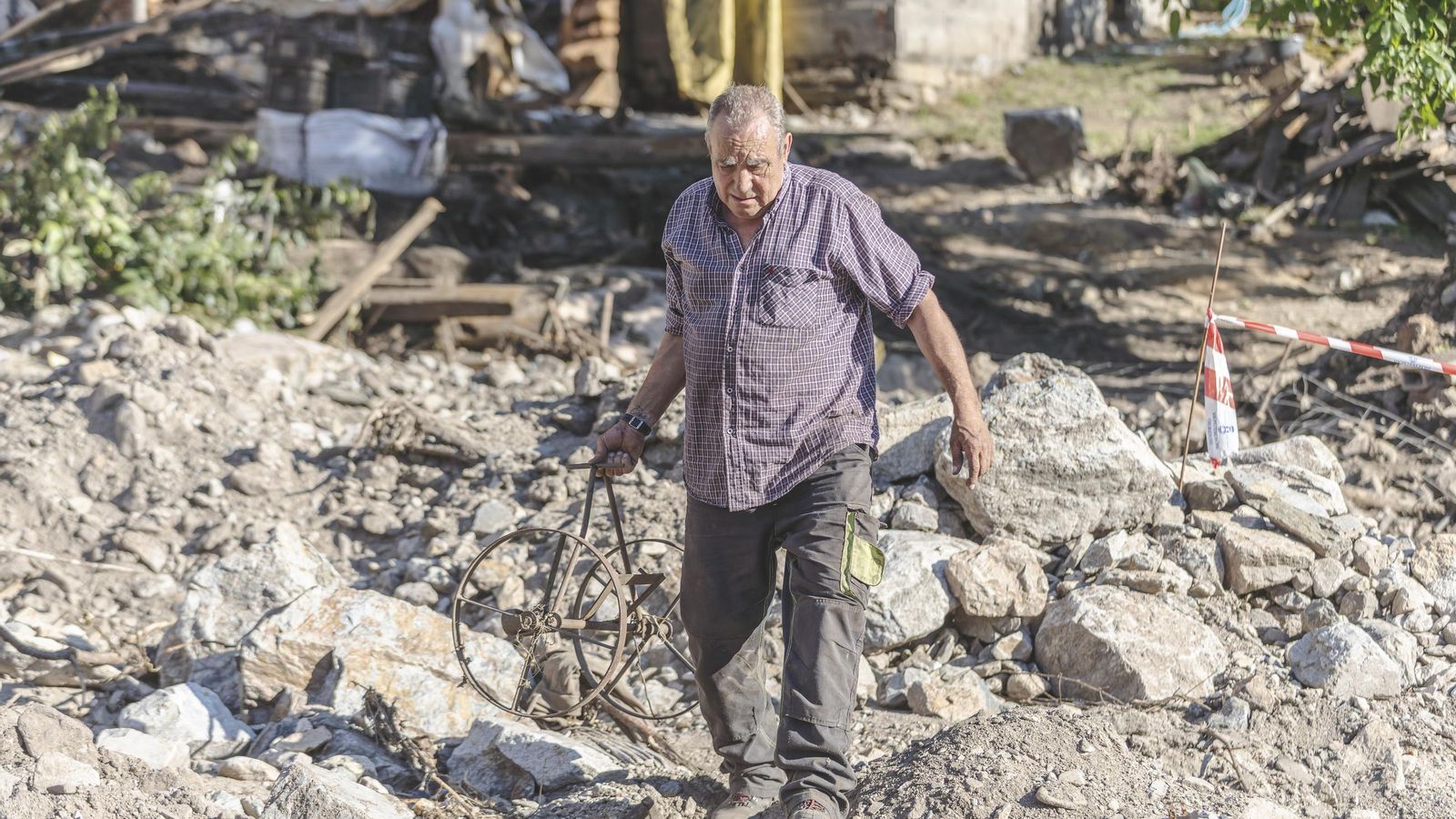 Los vecinos de A Bouza se afanan en retirar manualmente lo que pueden. 