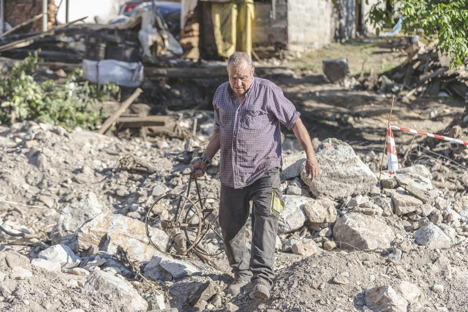 Galería | La huella del desastre dejado por la riada en A Bouza y acentuado por la parálisis, en fotos