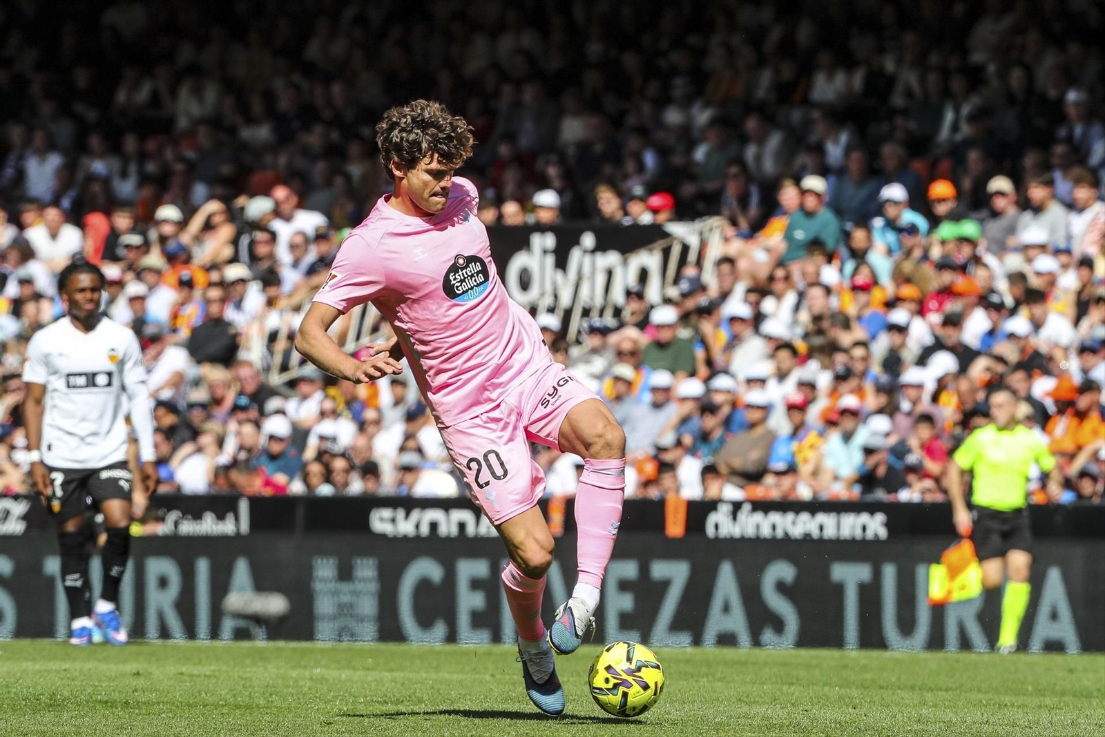 Marcos Alonso controla el balón.