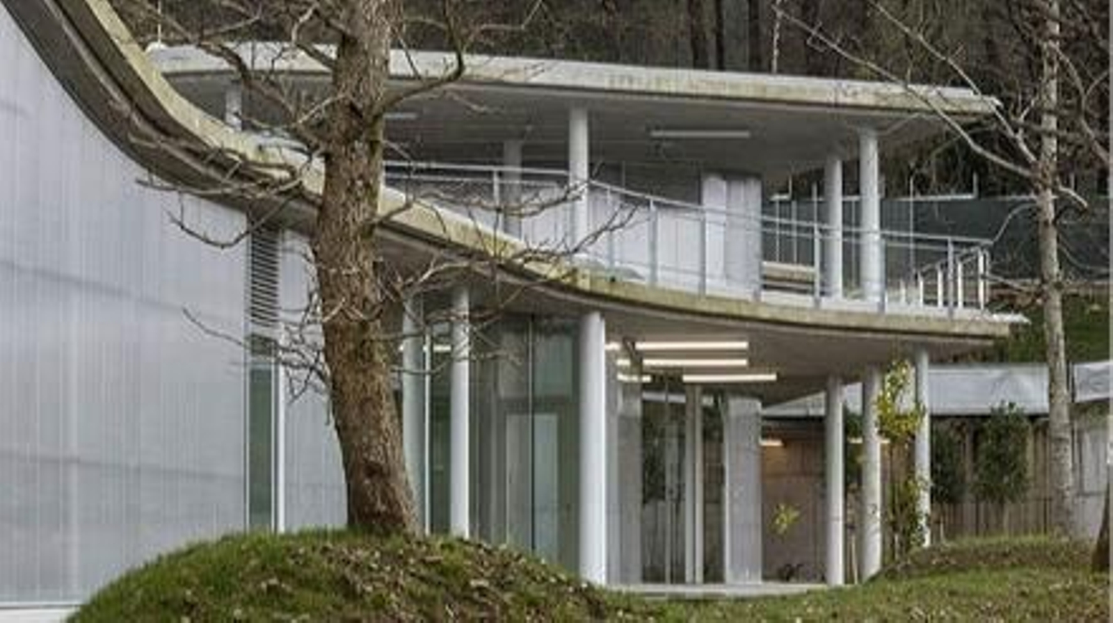 Fachada de la ciudad deportiva Afouteza.