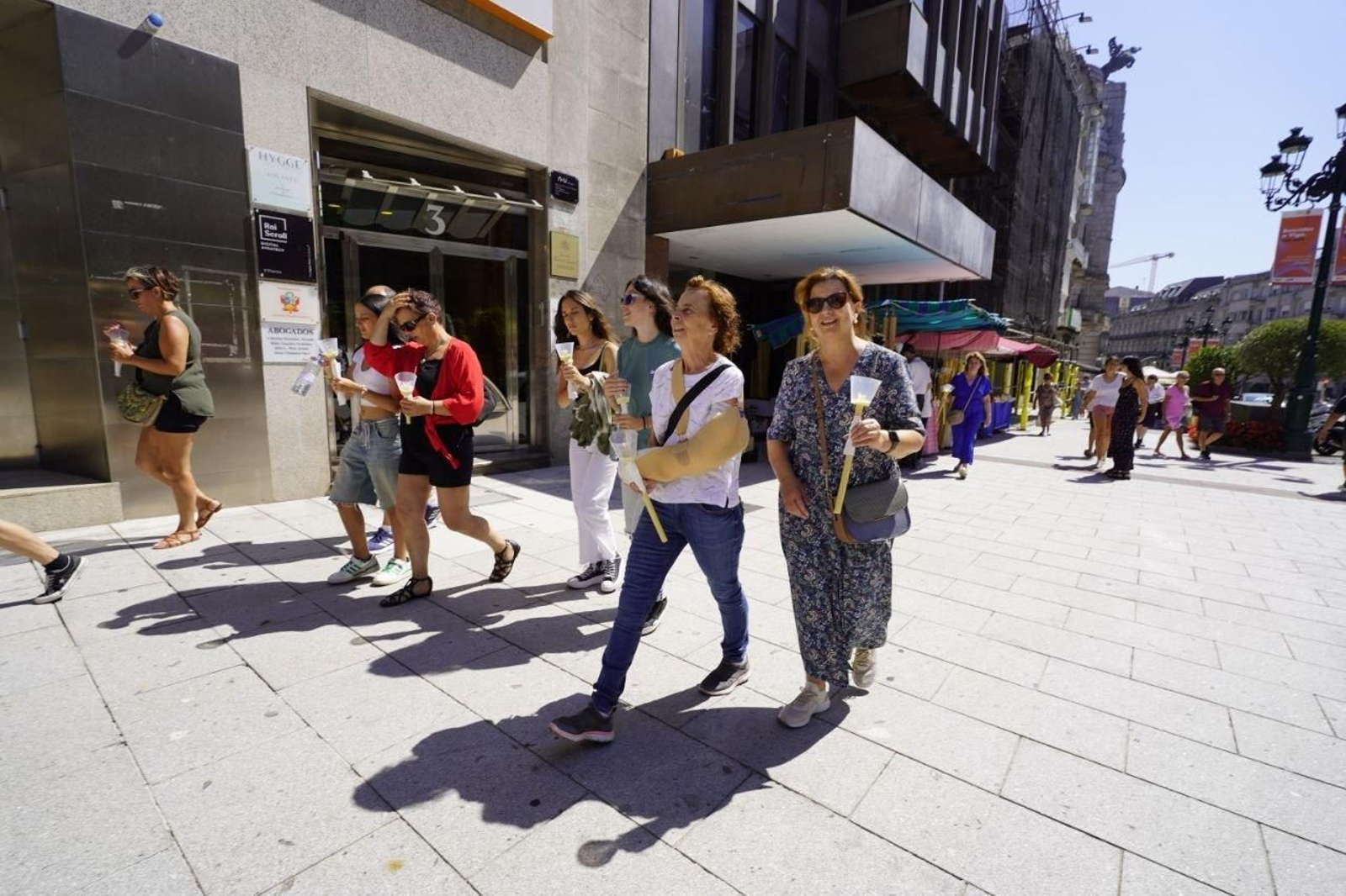 Devotos haciendo el recorrido por las calles de Vigo.