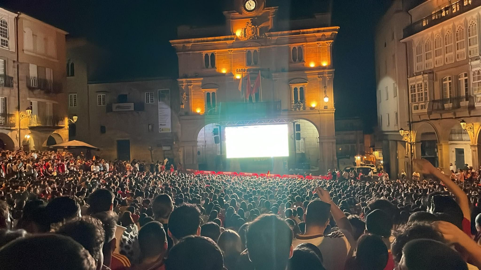 Galería | La provincia de Ourense se tiñe de rojo para apoyar a España en la final del Mundial