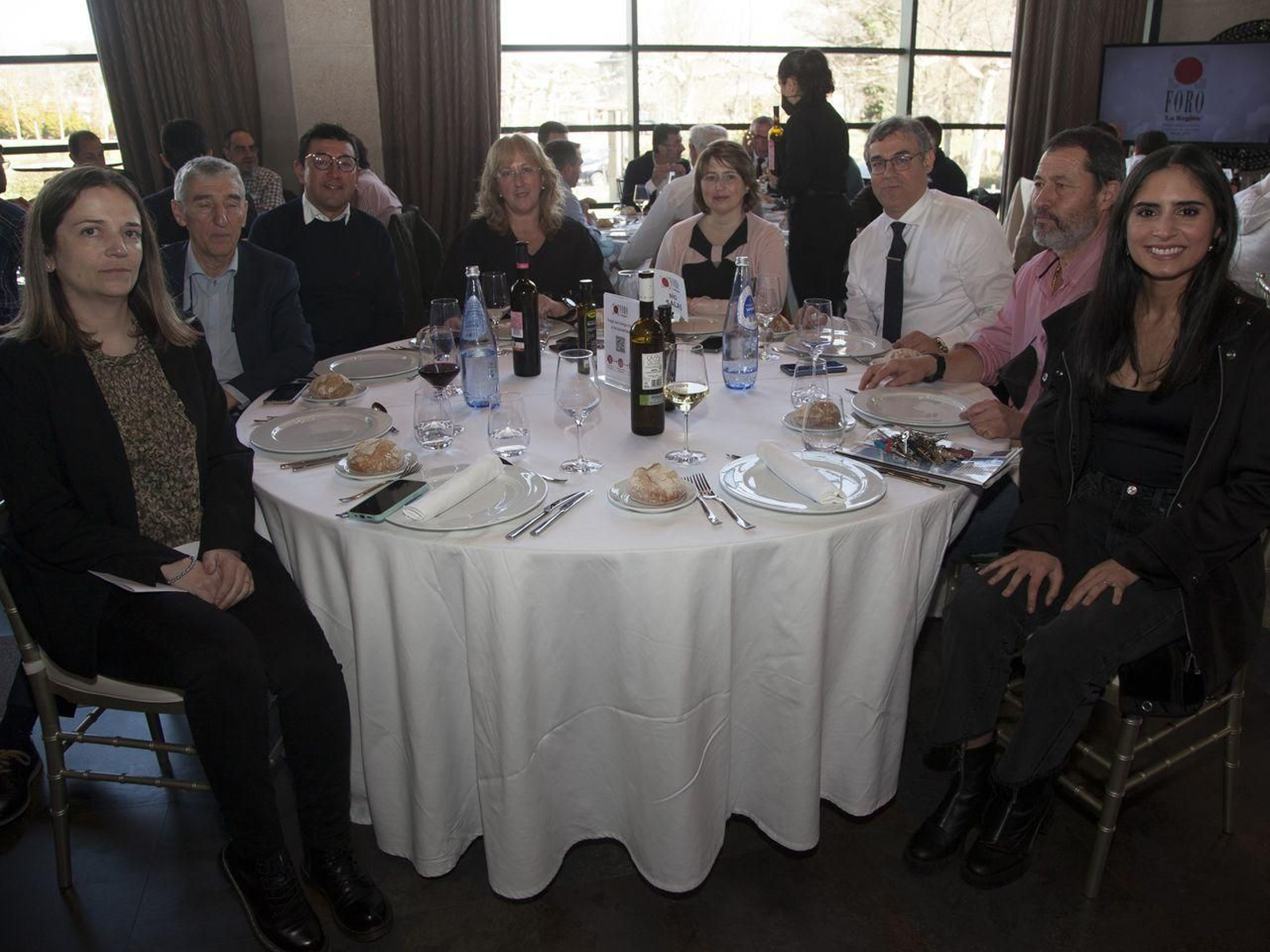 Susana González, del departamento de Márketing de La Región; Pepe Alfaro, director de Publicidad de La Región; Gino Roncal, jefe de Publicidad de Atlantico Diario; Monserrat Cruz, decana de la Facultad de Empresariales y Turismo de la UVigo; Mónica Villanueva, coordinadora del grado en ADE en la Facultad de Empresariales de la Uvigo; Javier Sánchez, profesor de la Facultad de Empresariales y Turismo de la UVigo; Jose Antonio Pérez, abogado, y Silvia Fuentes, del departamento de Márketing de La Region.