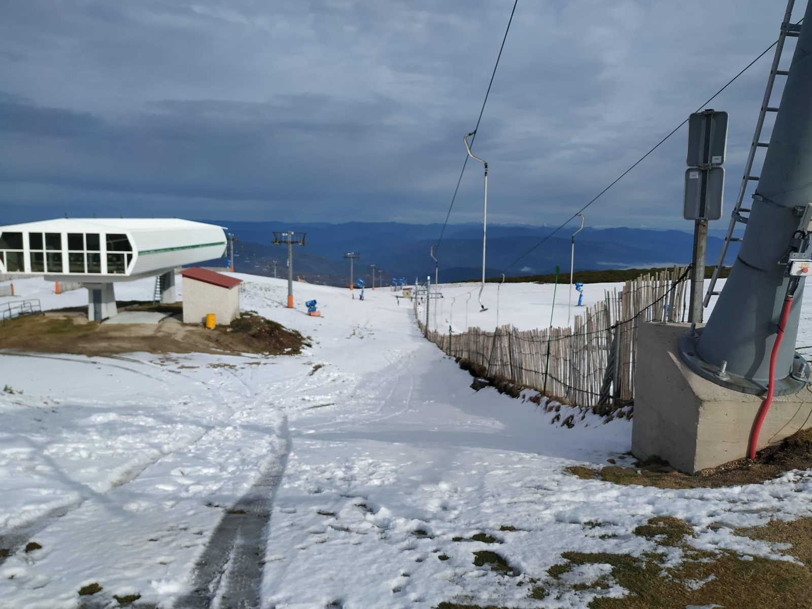 Instalaciones de la estación de montaña de Manzaneda.// J.C.