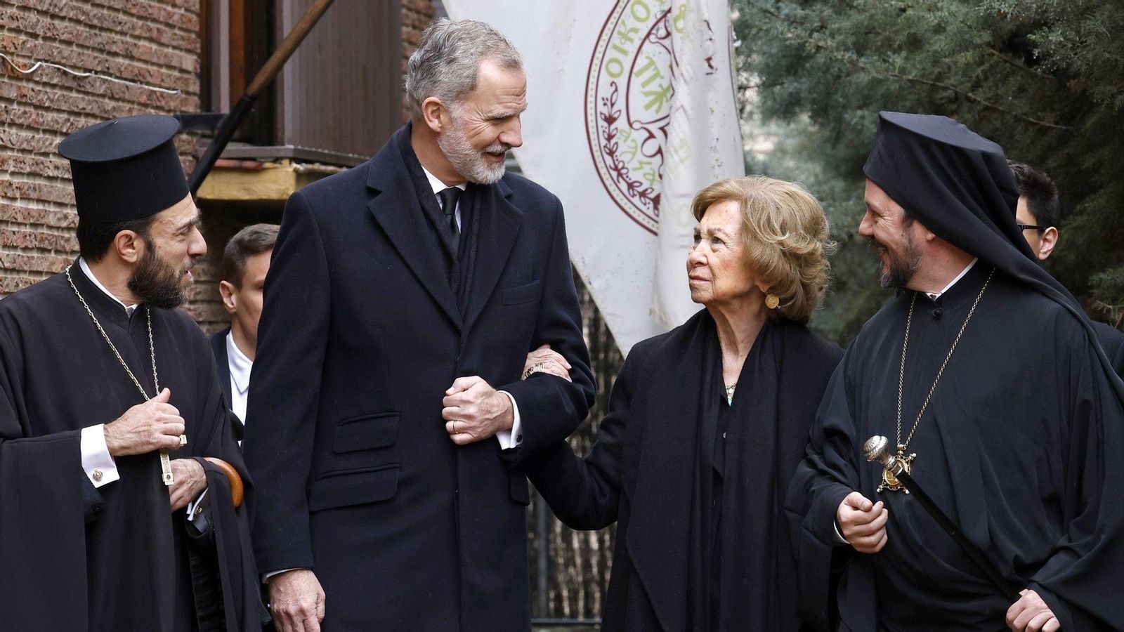 Felipe VI acompaña a su madre la reina Sofía en la despedida de su hermana.