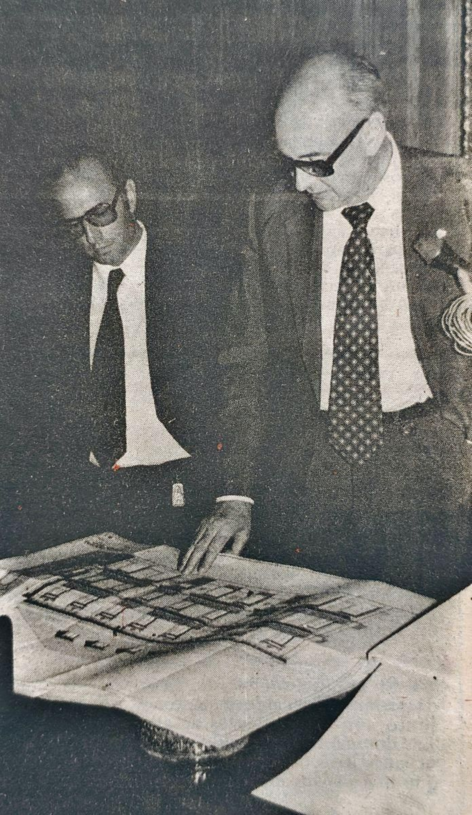 Don David Ferrer Garrido contempla los planos del nuevo edificio central de la Caja de Ahorros.