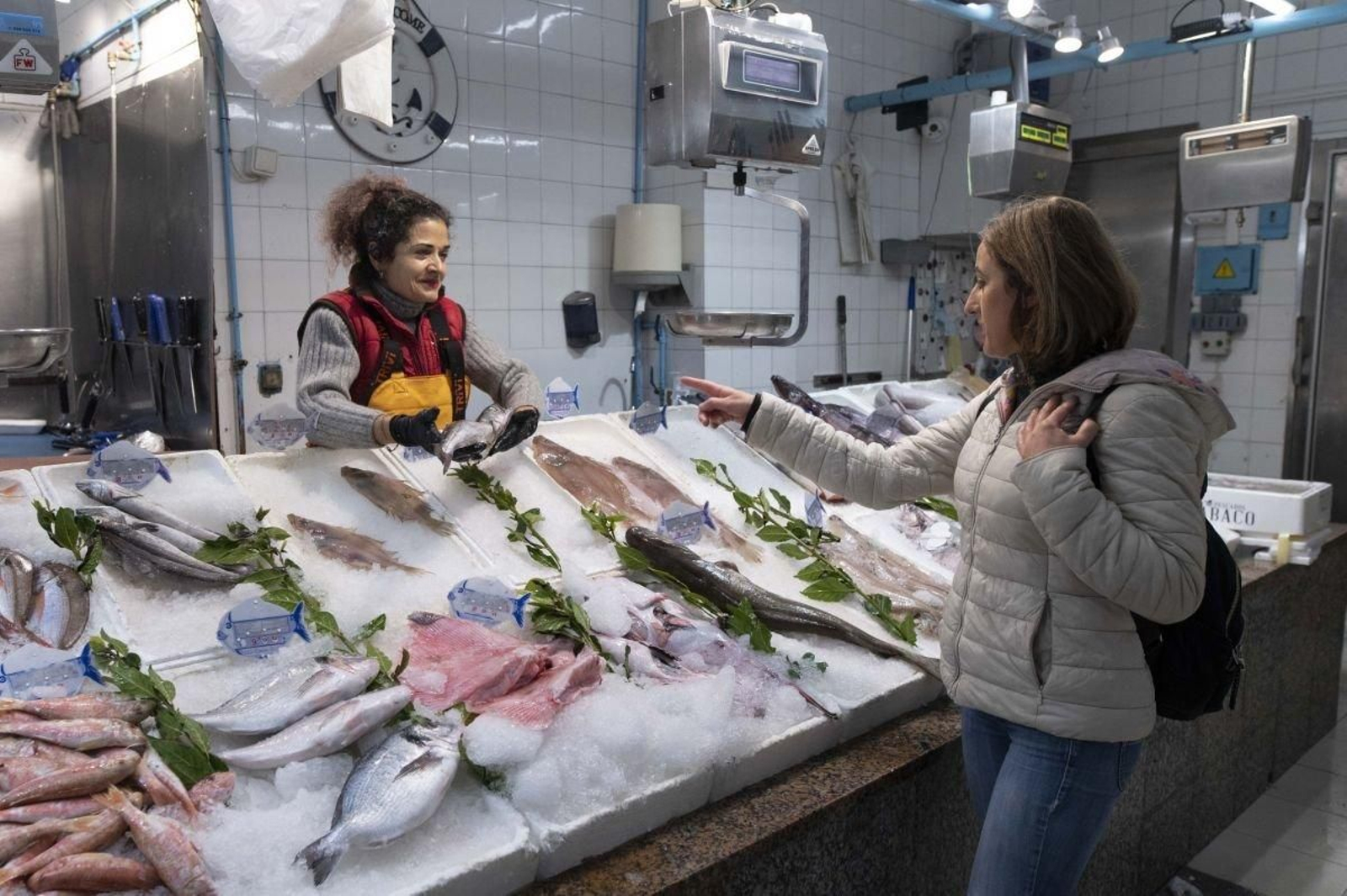 Una clienta compra en una la Pescadería Las Rías, situada en la Avenida de Buenos Aires.