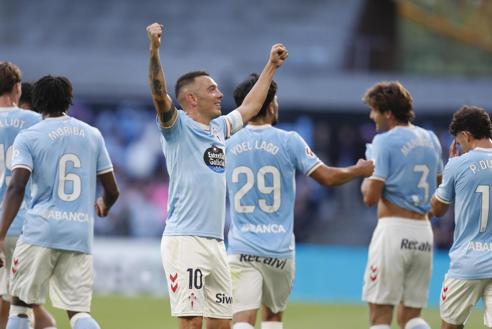 El capitán del Celta, Iago Aspas, celebrando su primer gol esta temporada, ante Osasuna, ayer en Balaídos.