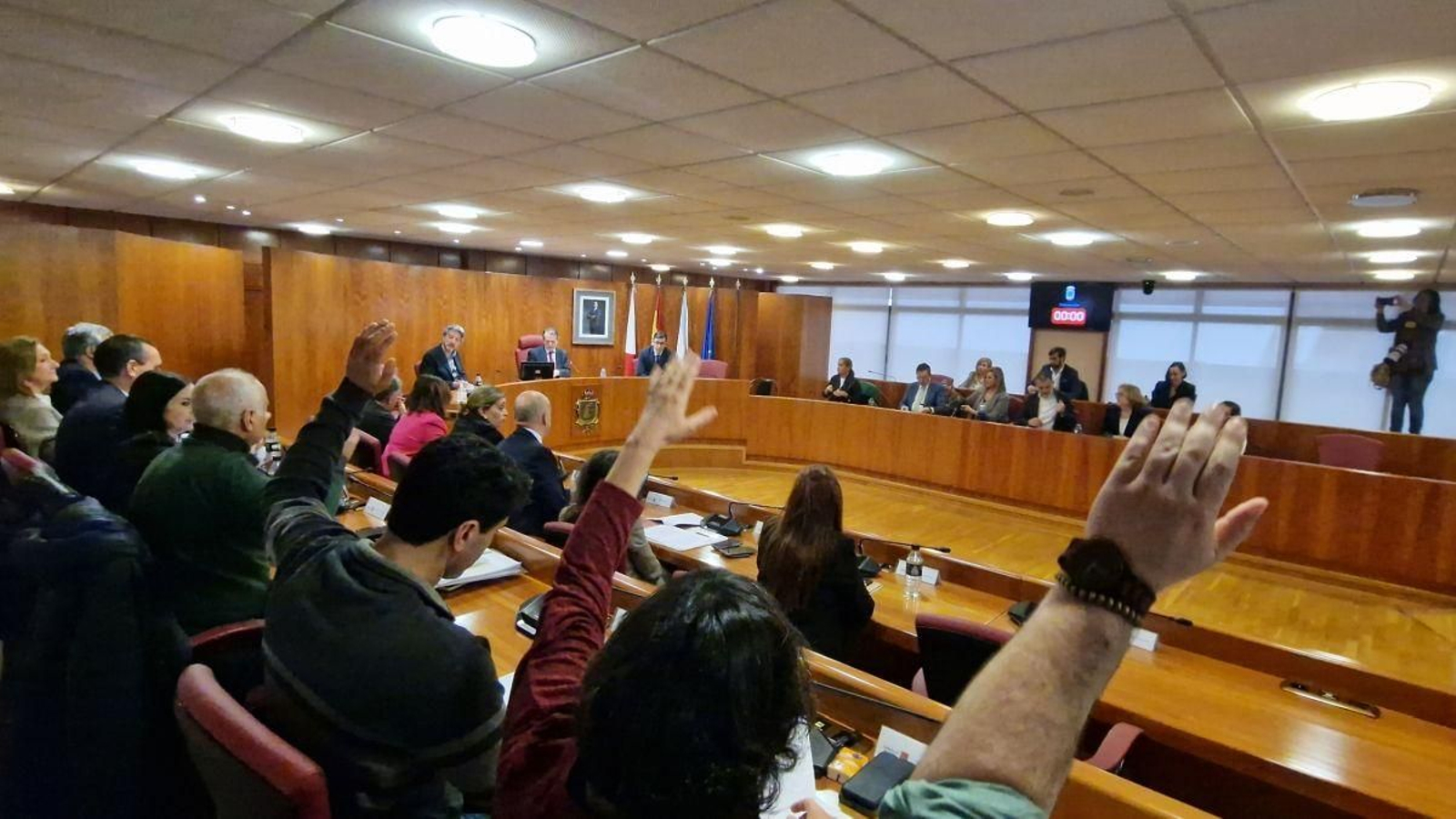 La Corporación municipal votando durante un pleno la semana pasada.