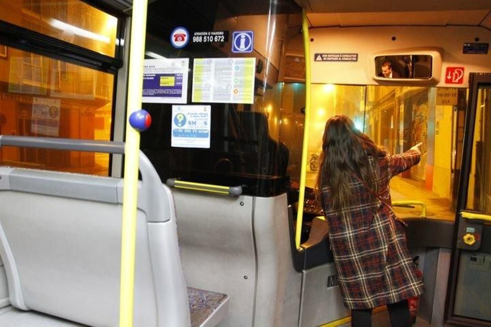 La mujer tiene que explicarle al conductor a qué altura quiere parar.