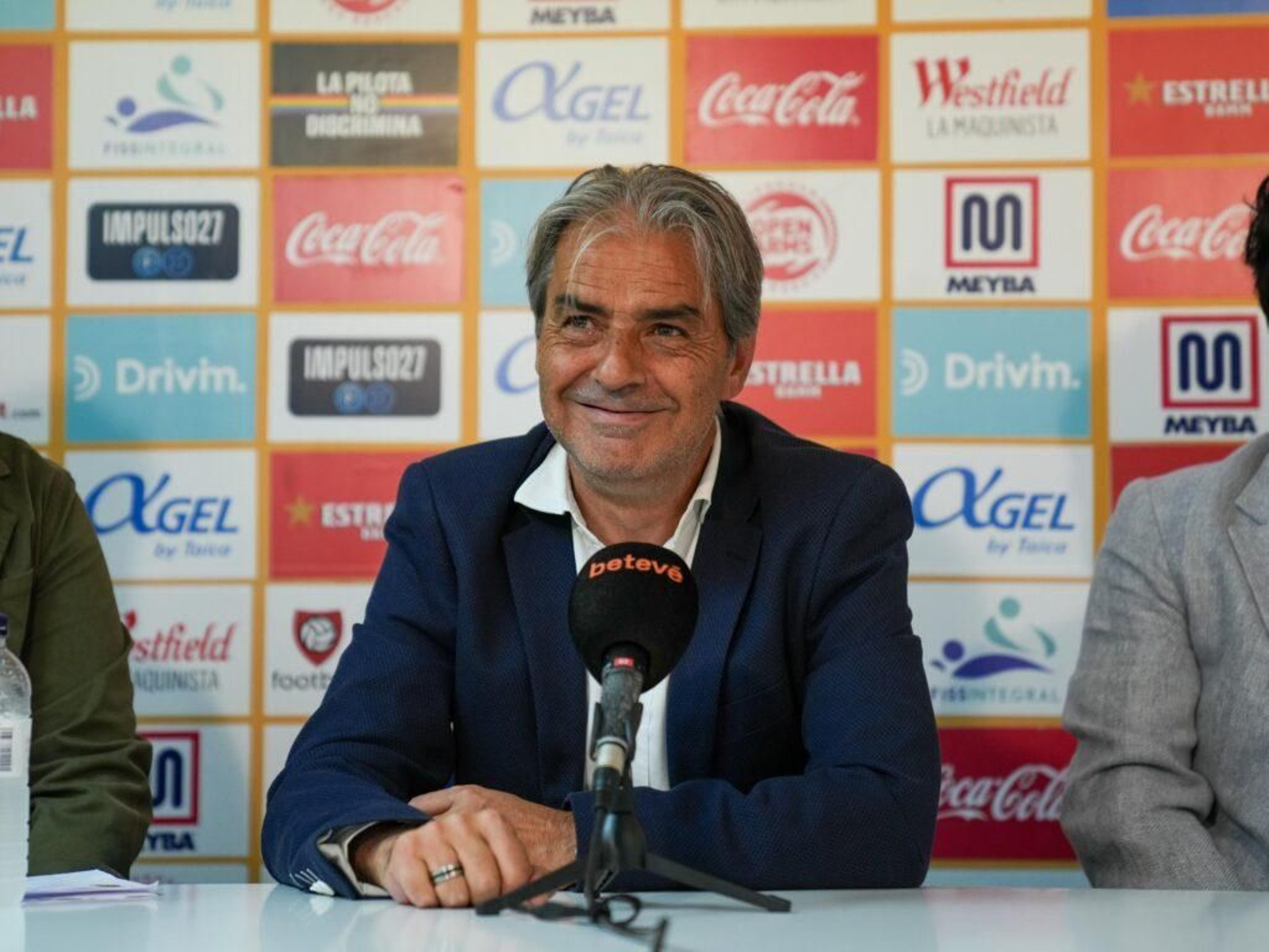 Natxo González, en una rueda de prensa con el Sant Andreu.