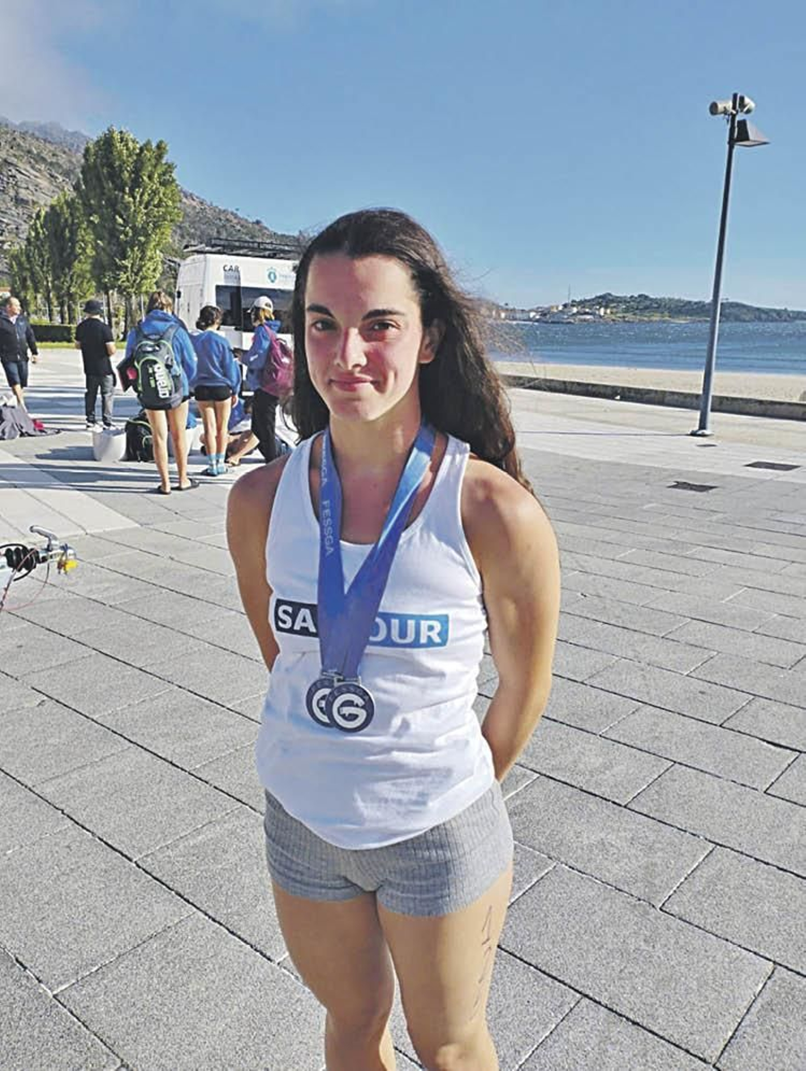Eva Feijóo, con sus dos medallas de plata al cuello.