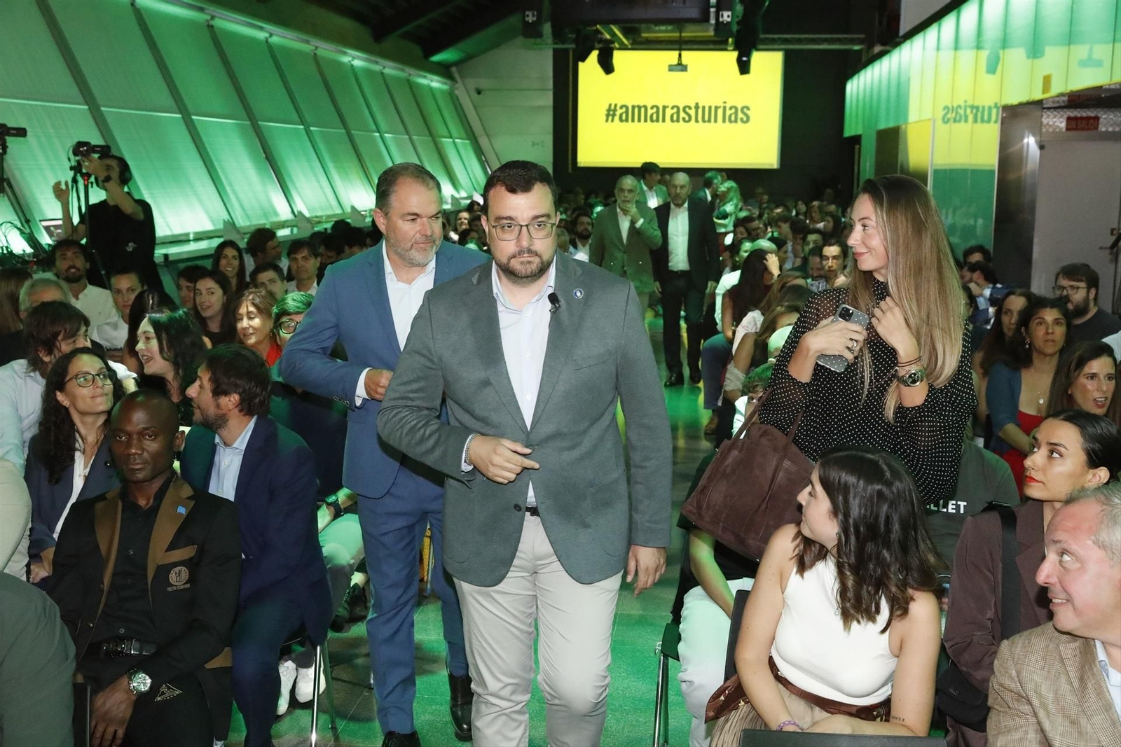 El presidente del Principado de Asturias, Adrián Barbón, en el centro