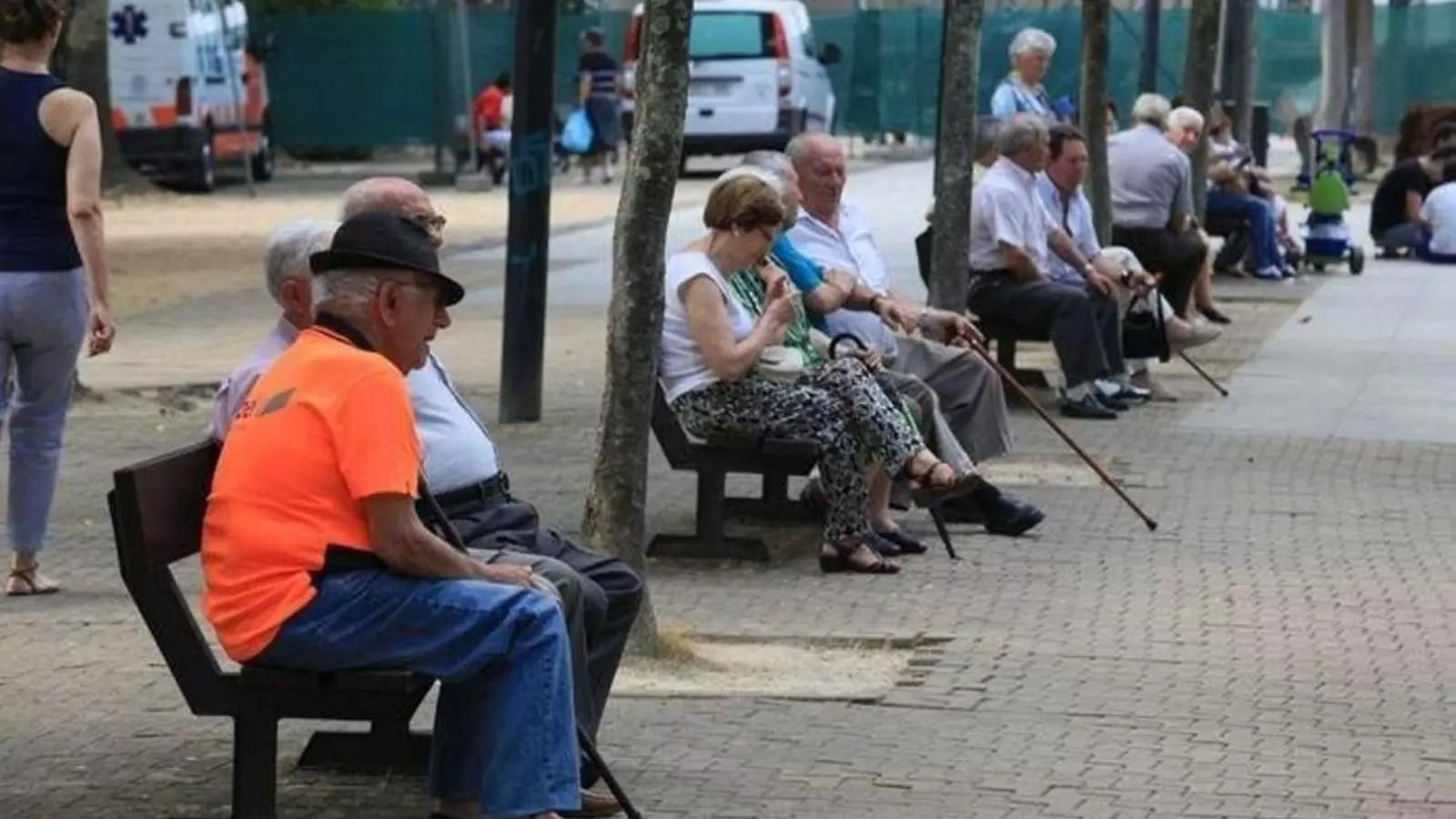 Mayores ourensanos descansando en un parque de la ciudad