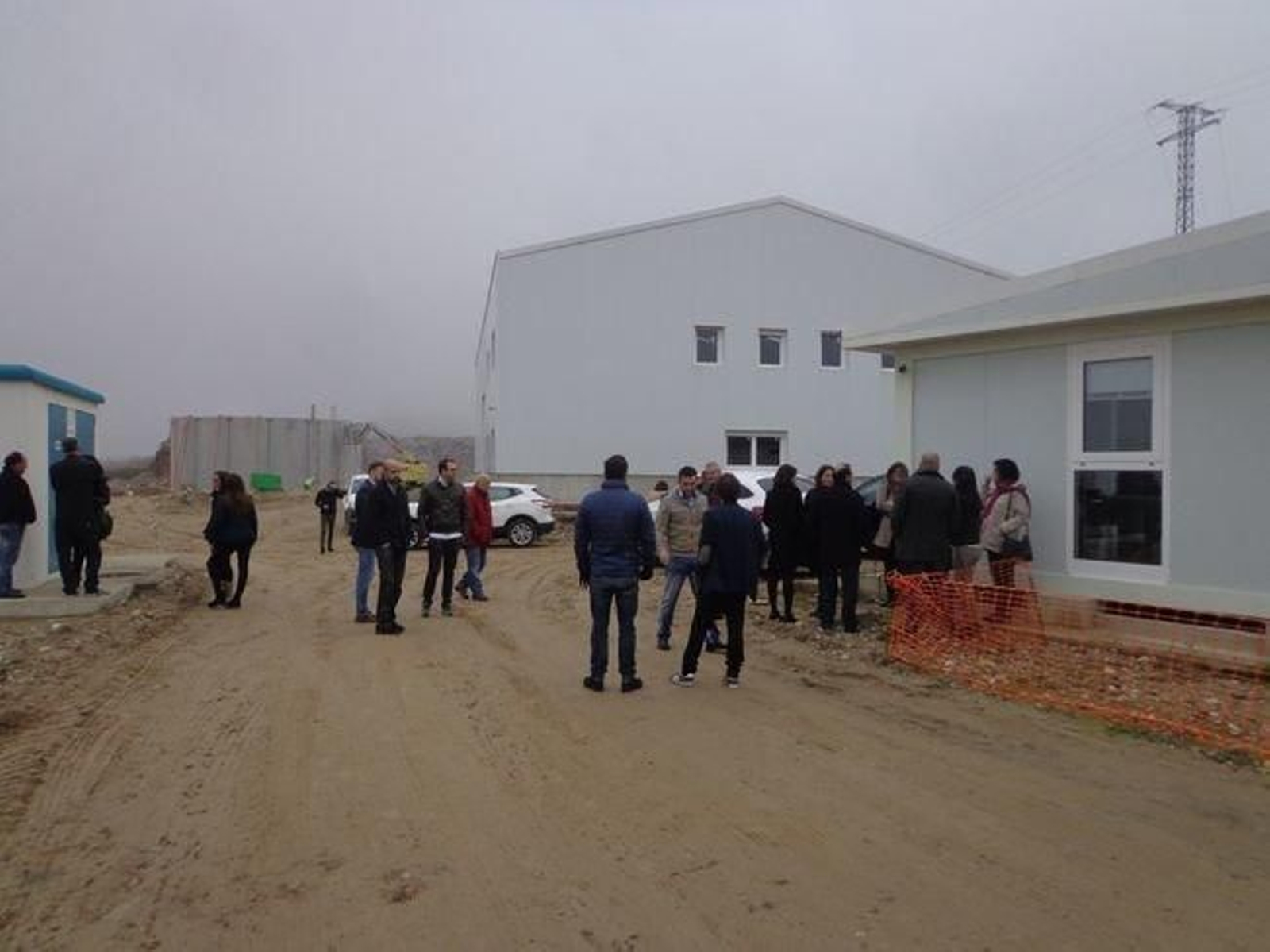 Trabajadores y vecinos, en su visita a la mina de Penouta.